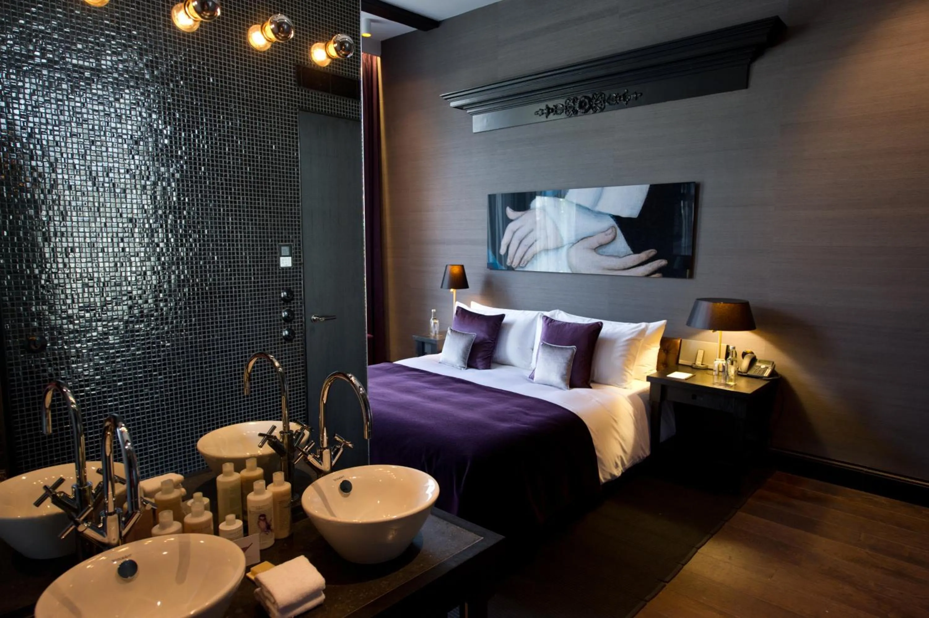 Photo of the whole room, Bed in Canal House