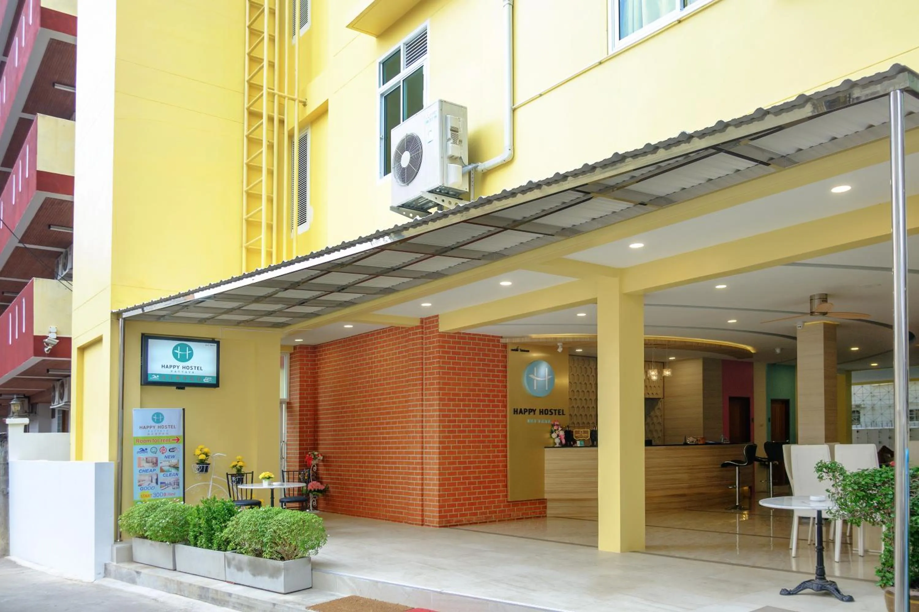 Facade/entrance in Happy Hostel
