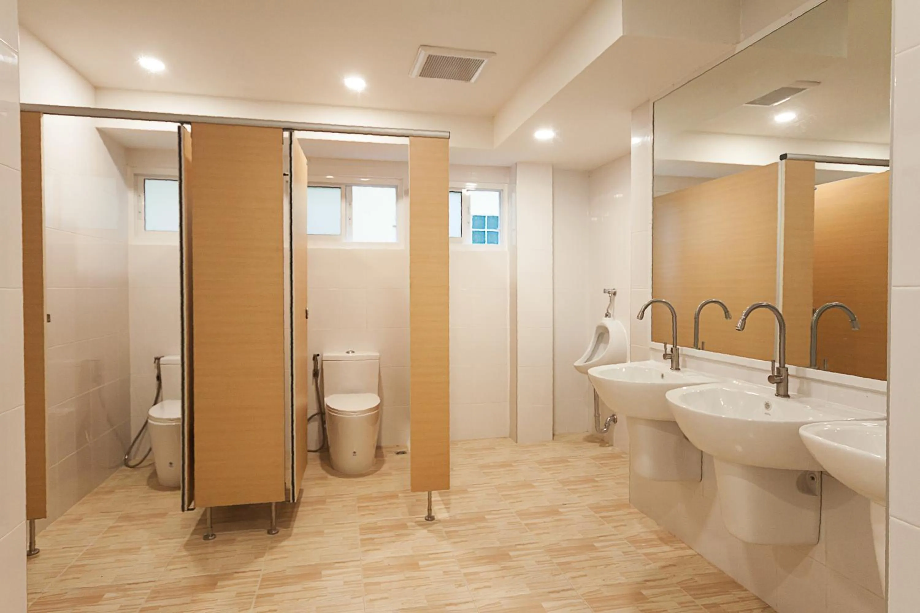 Shower in Happy Hostel