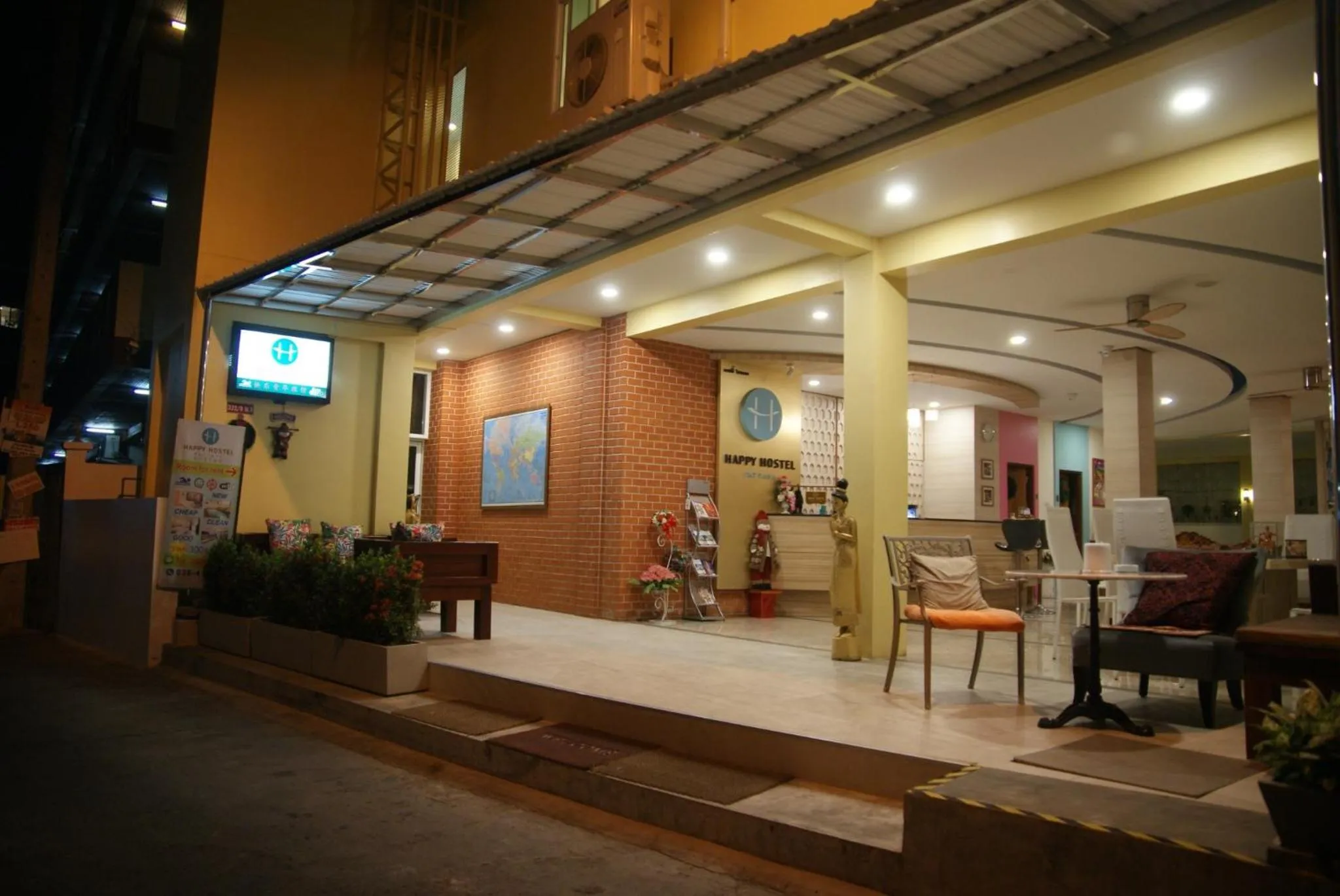 Facade/entrance in Happy Hostel