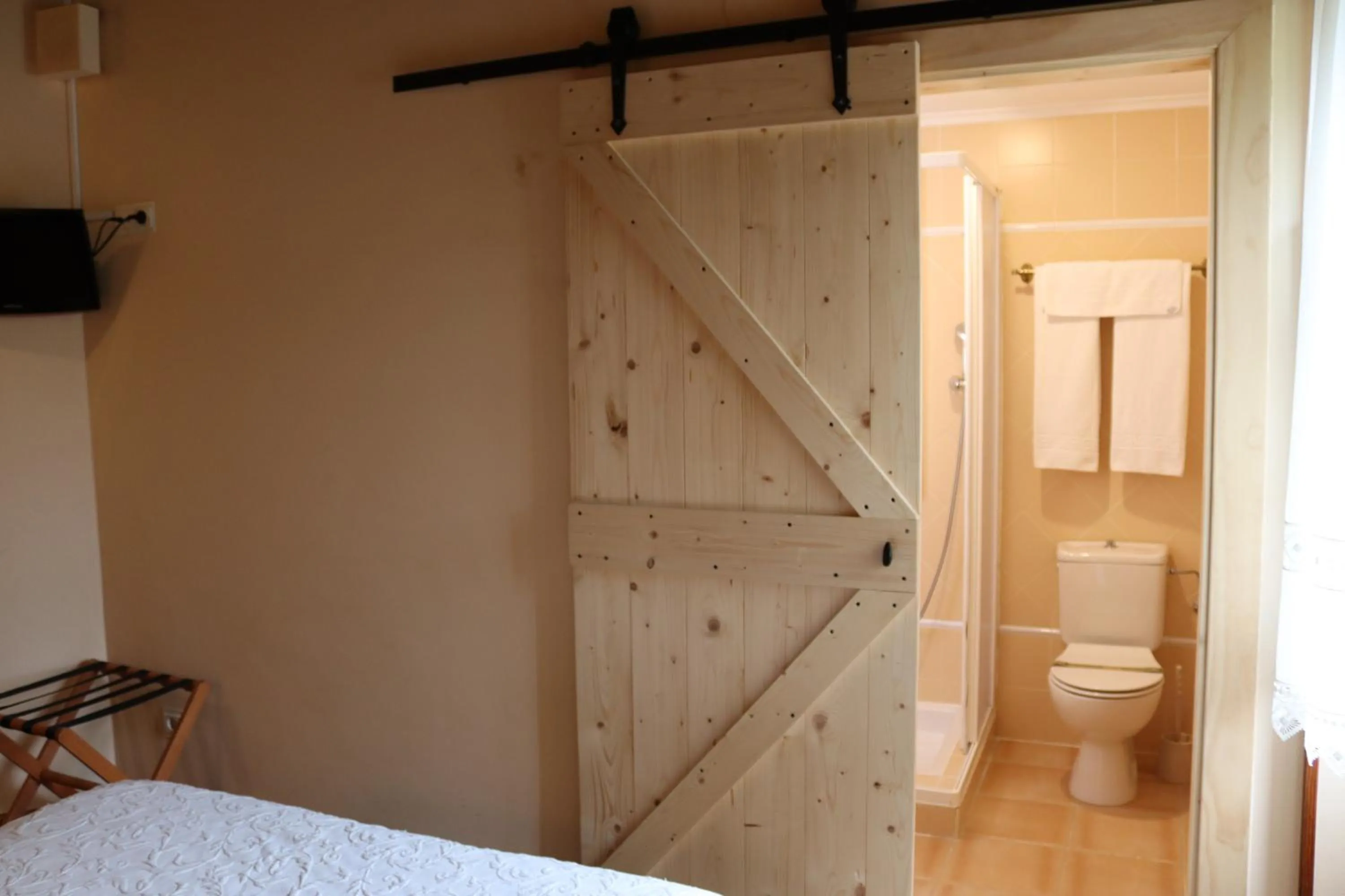 Shower, Bed in Hostal Rural Irigoienea