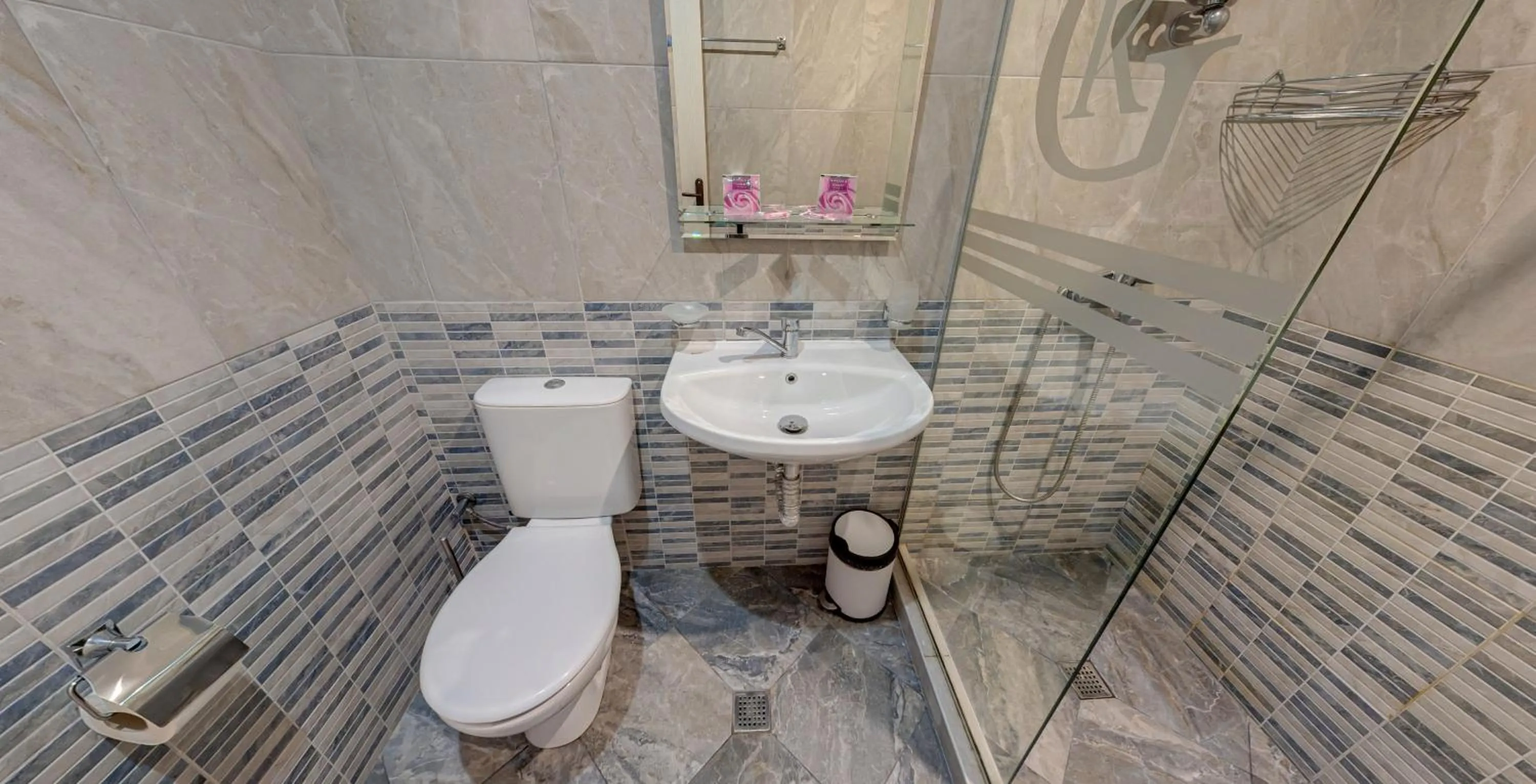 Shower in Grami Hotel