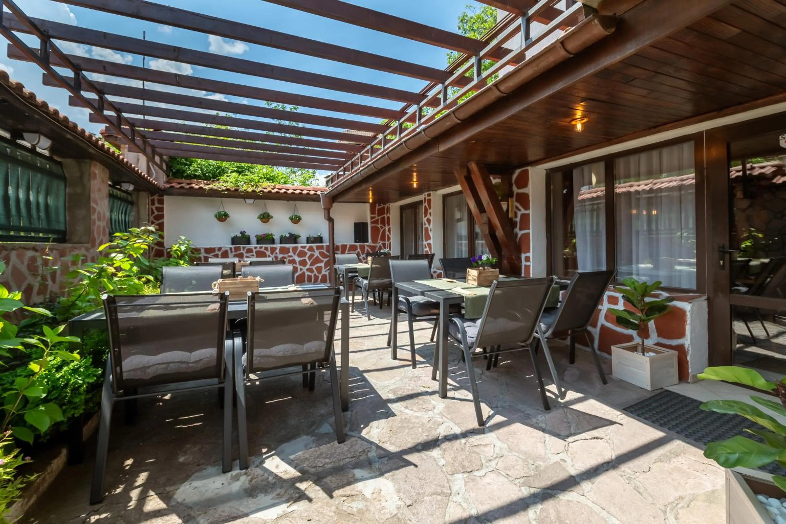 Restaurant/places to eat in Grami Hotel