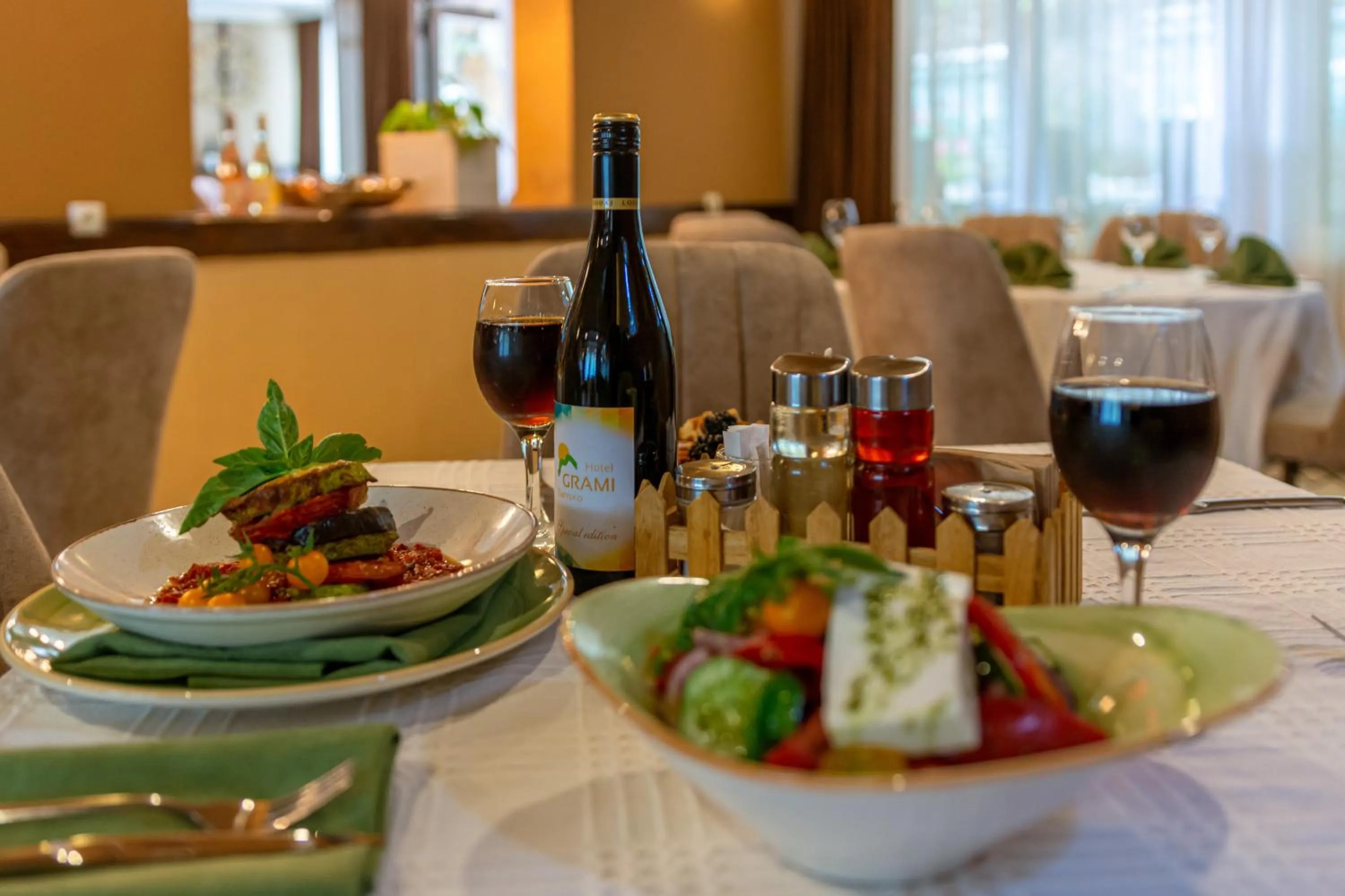 Restaurant/places to eat in Grami Hotel