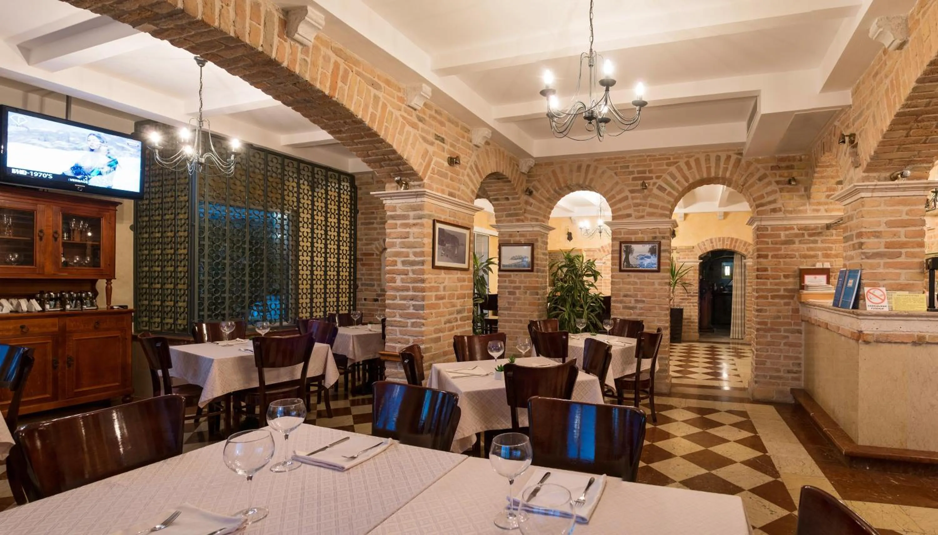 Restaurant/places to eat in Hotel Azimut