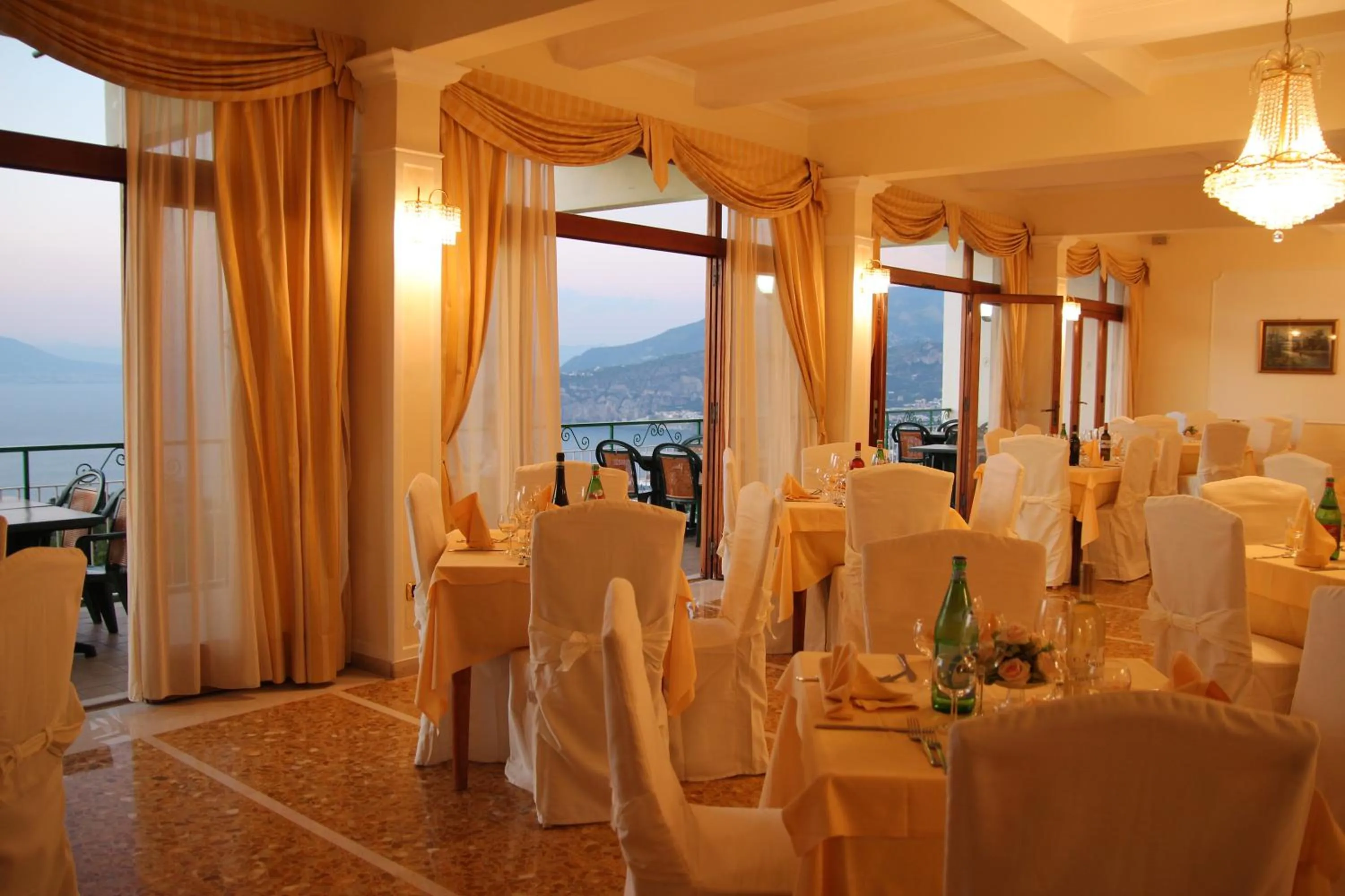 Dining area in Hotel Il Nido Sorrento