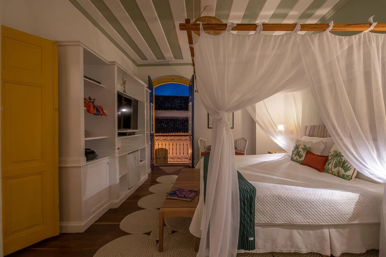 TV and multimedia, Bed in Sandi Hotel