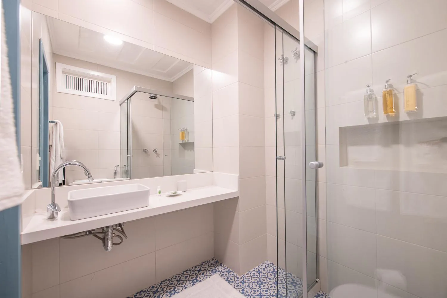 TV and multimedia in Sandi Hotel