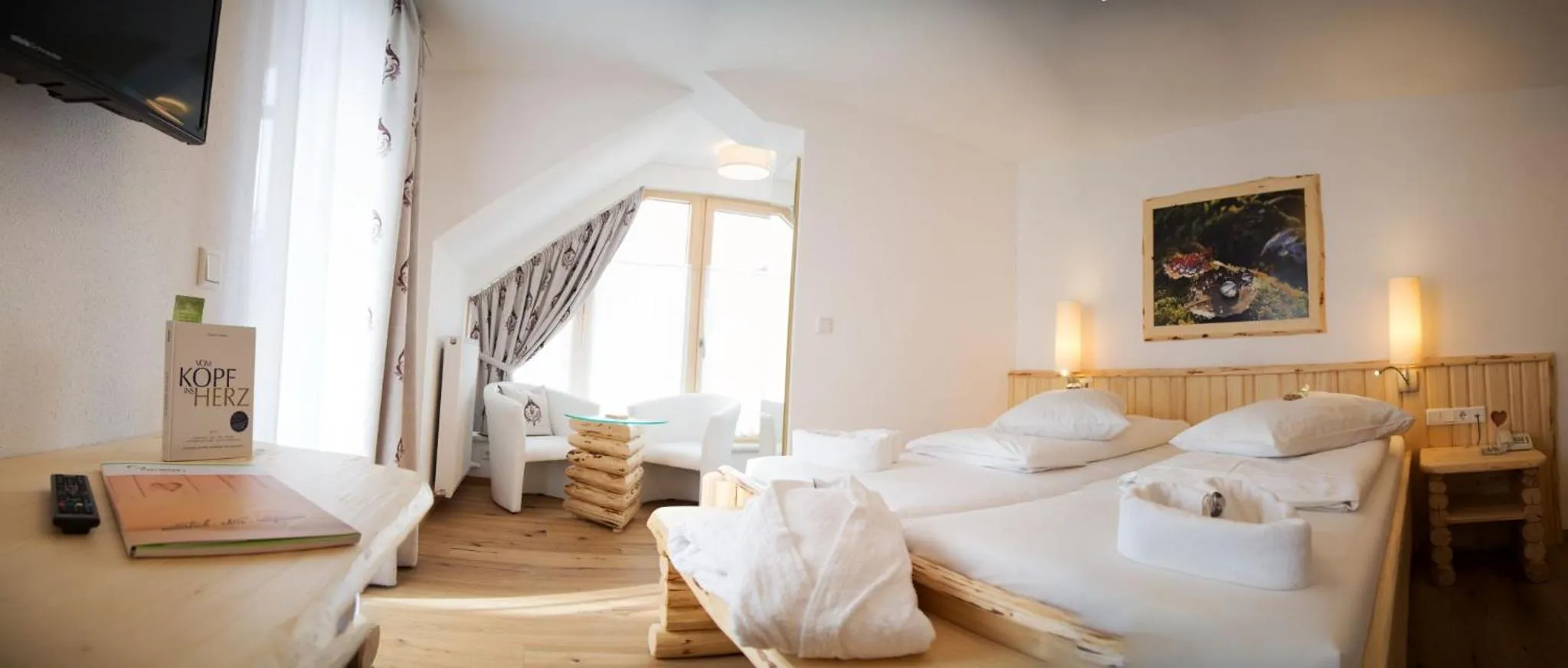 Photo of the whole room, Bed in Hartweger's Hotel