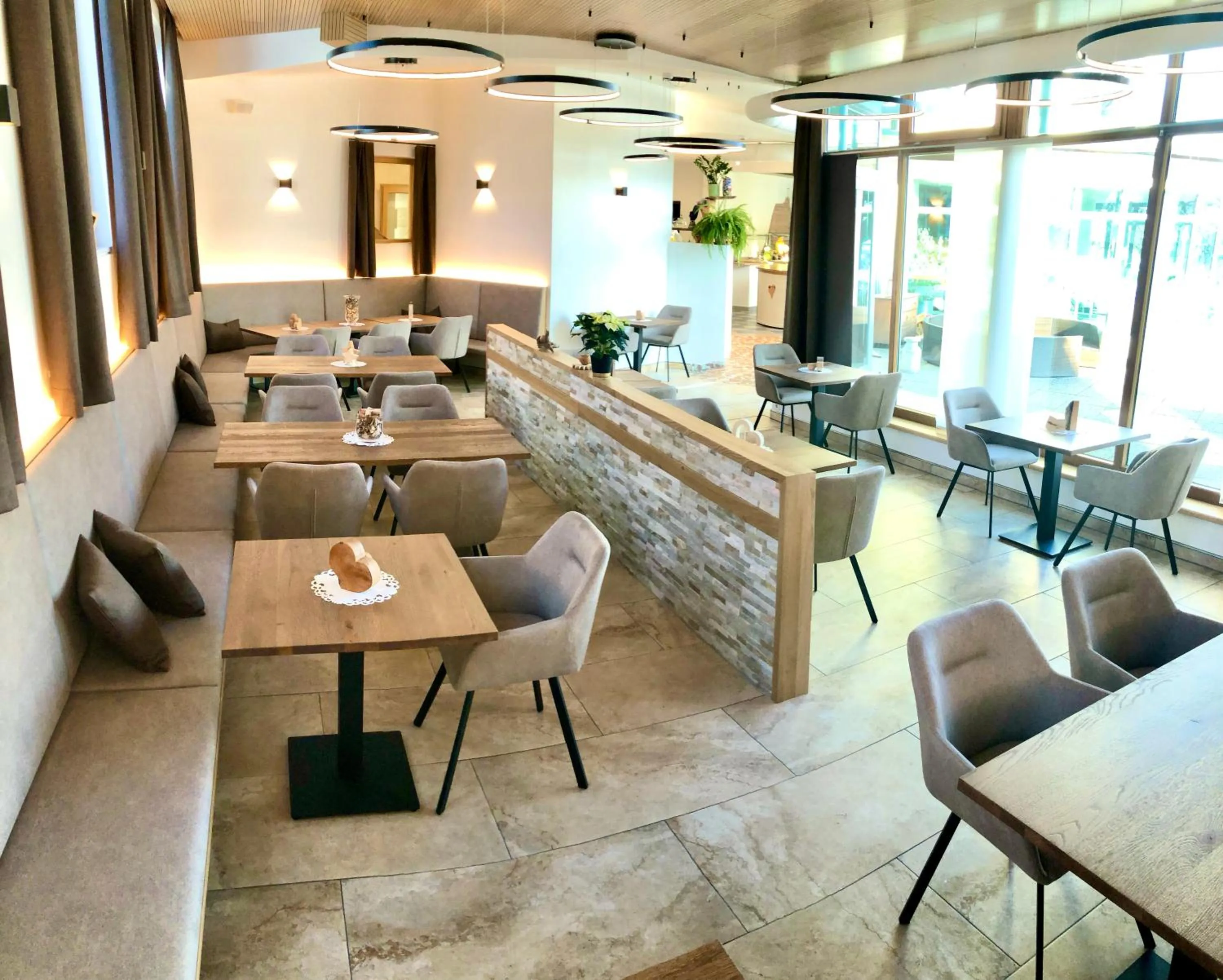 Restaurant/places to eat in Hartweger's Hotel