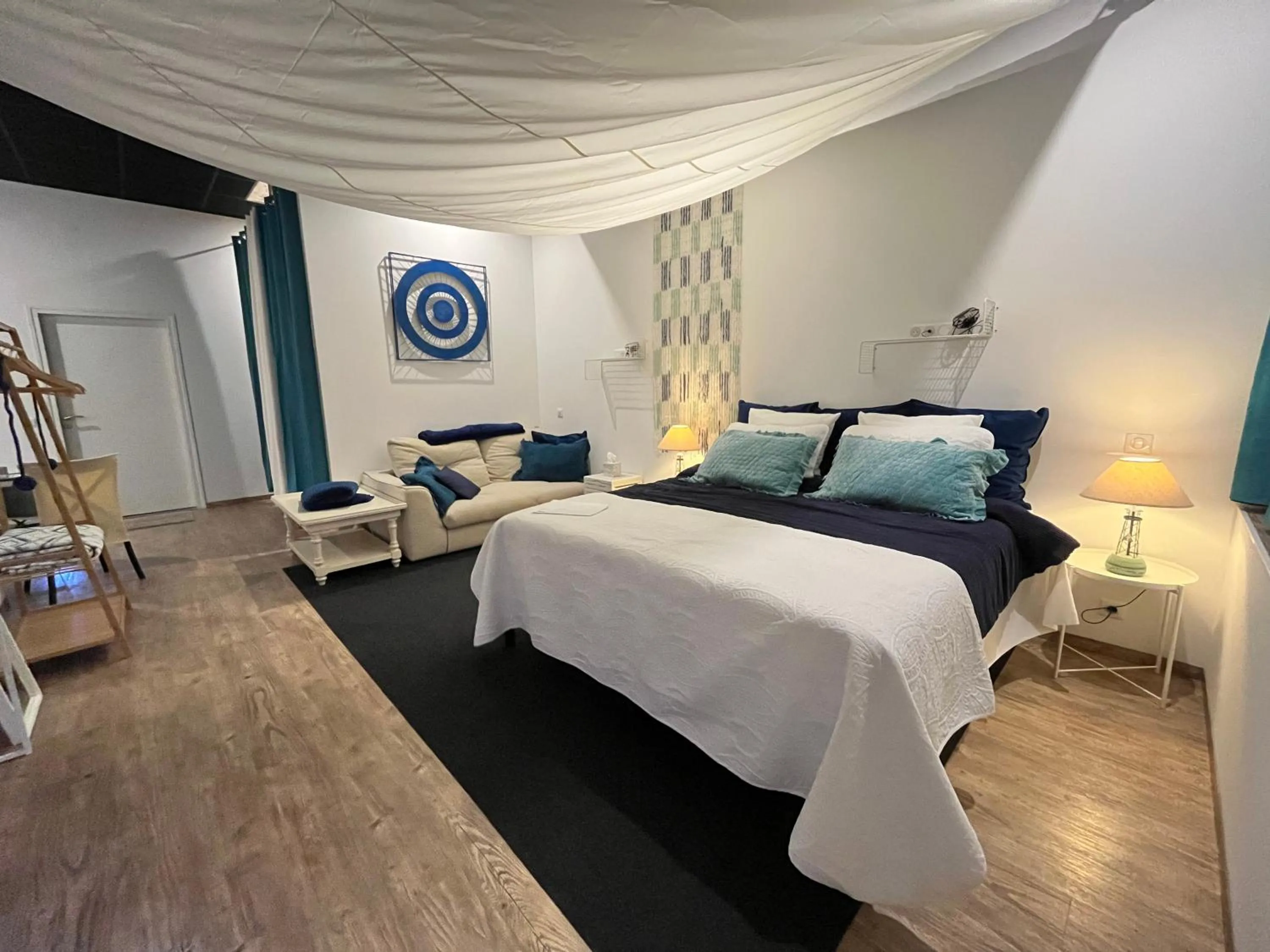 Photo of the whole room, Bed in The Corner Noirmoutier