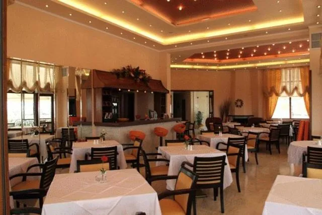 Restaurant/places to eat in Bell Air Hotel