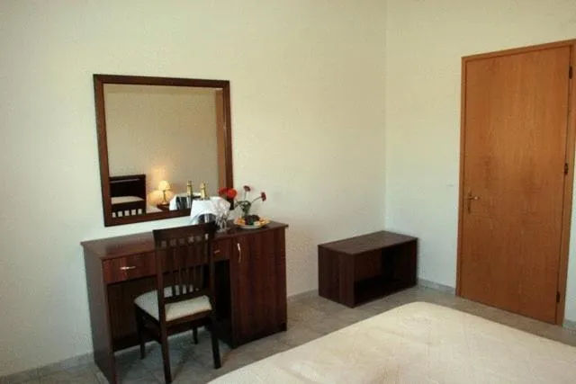 Seating area, Bed in Bell Air Hotel