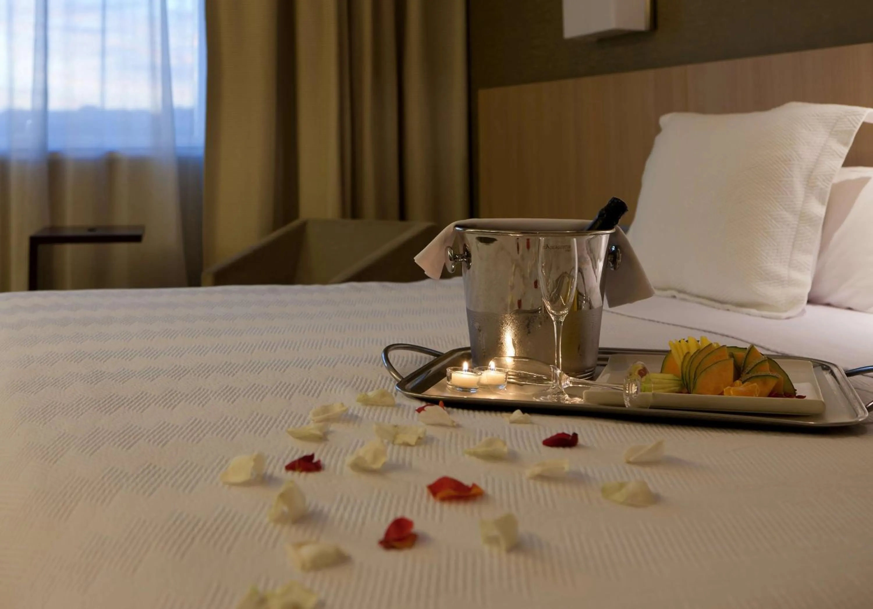 Junior Suite with Extra Bed (2 Adults + 1 Child) in NH Madrid Ribera del Manzanares