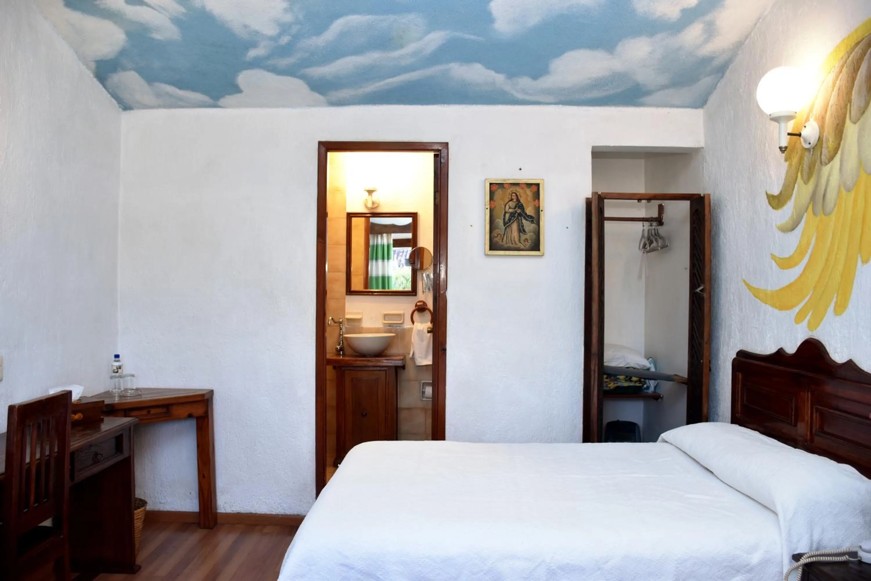 Text overlay, Bed in Mansion de los Angeles