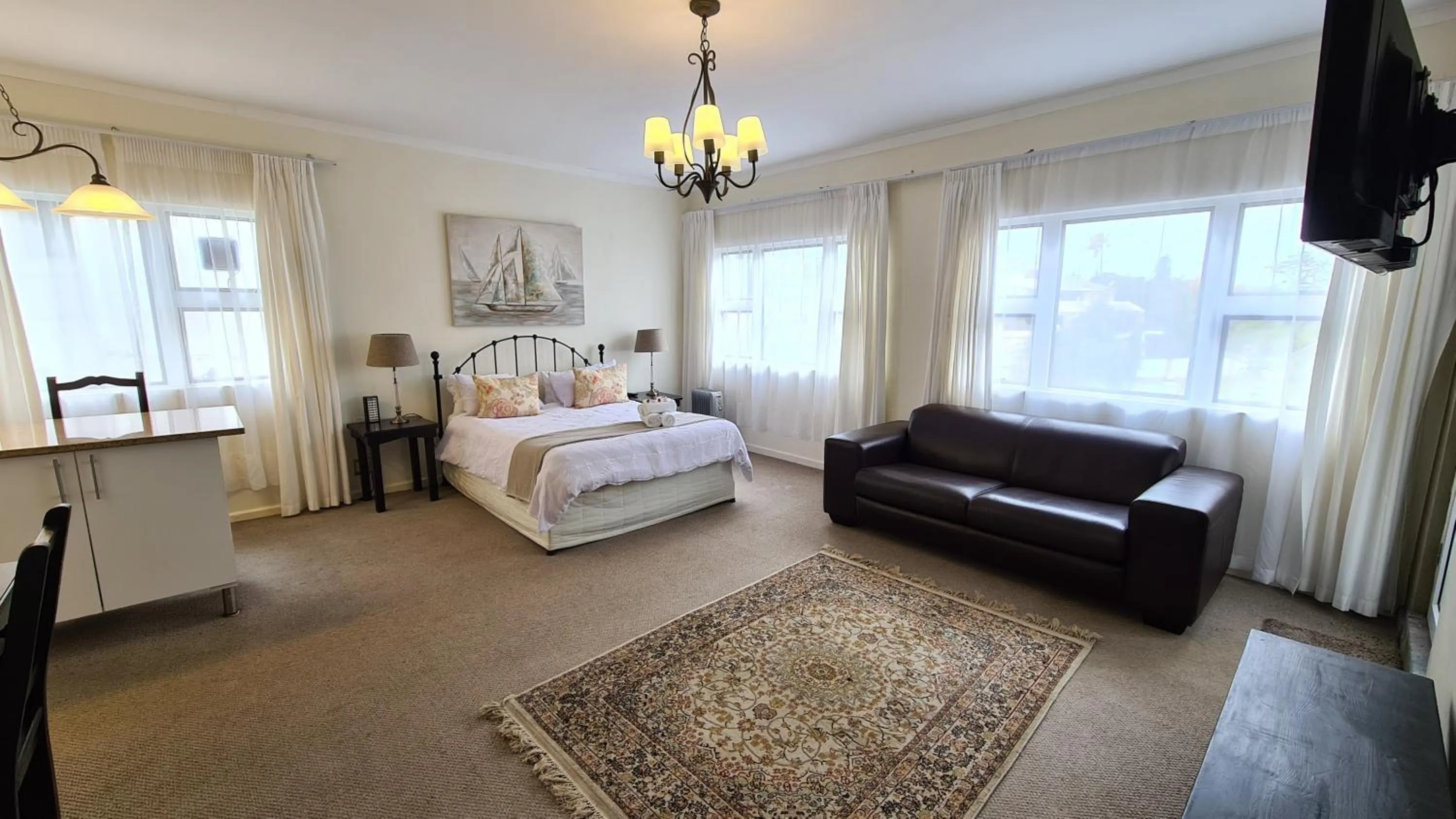 Living room, Bed in Hathaway Guest House