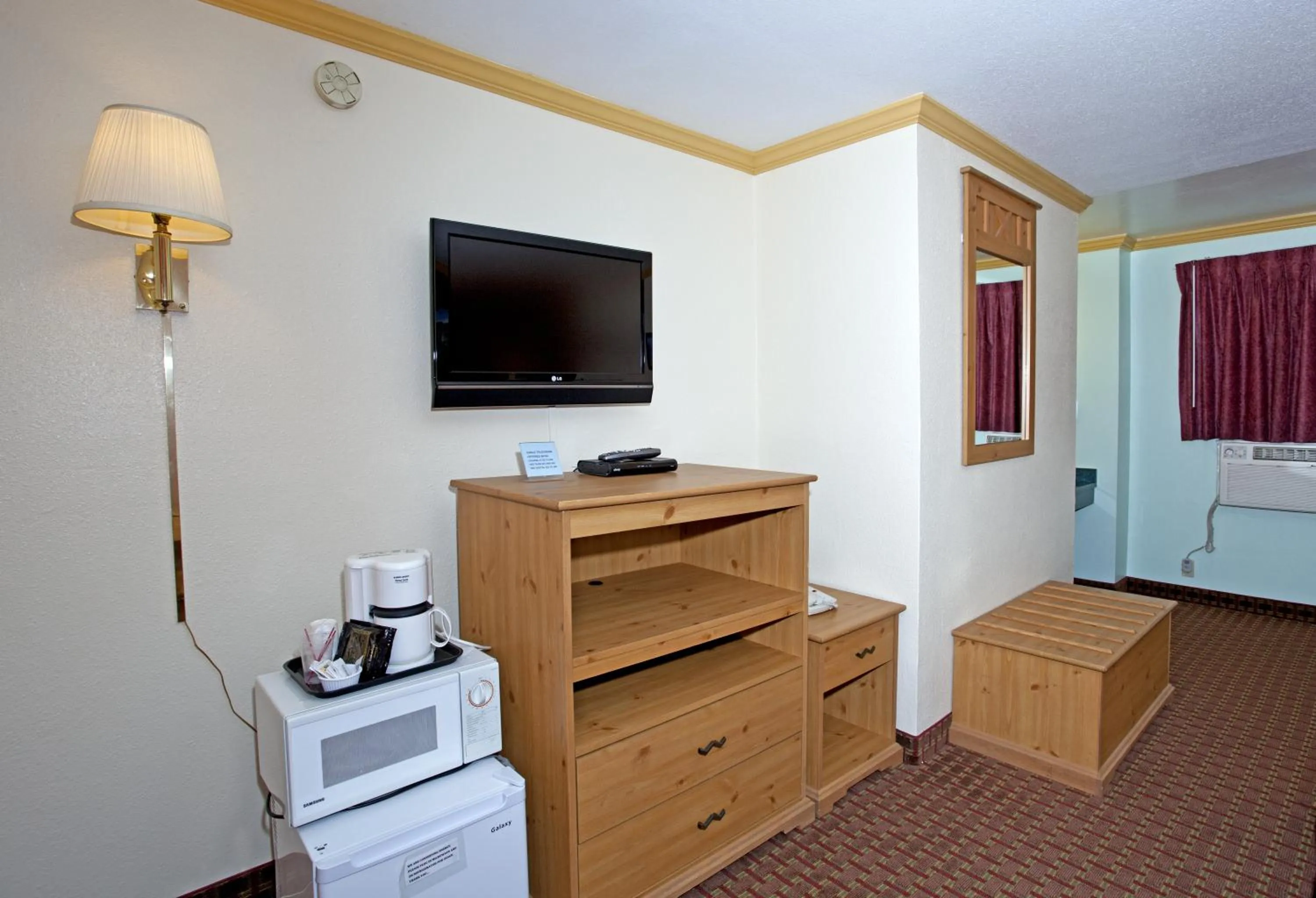 TV and multimedia, Bed in National 9 Inn - Placerville