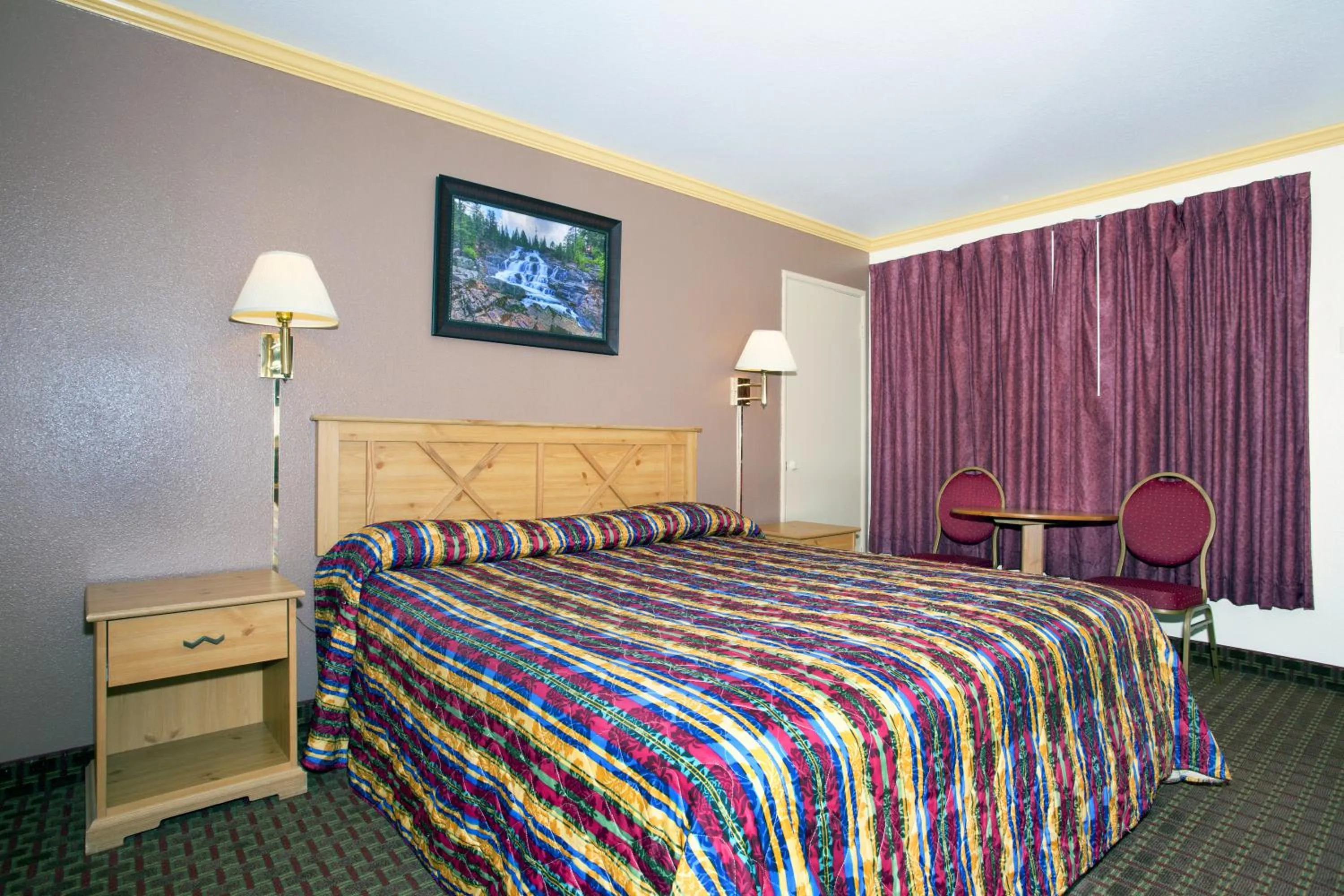 Bedroom, Bed in National 9 Inn - Placerville