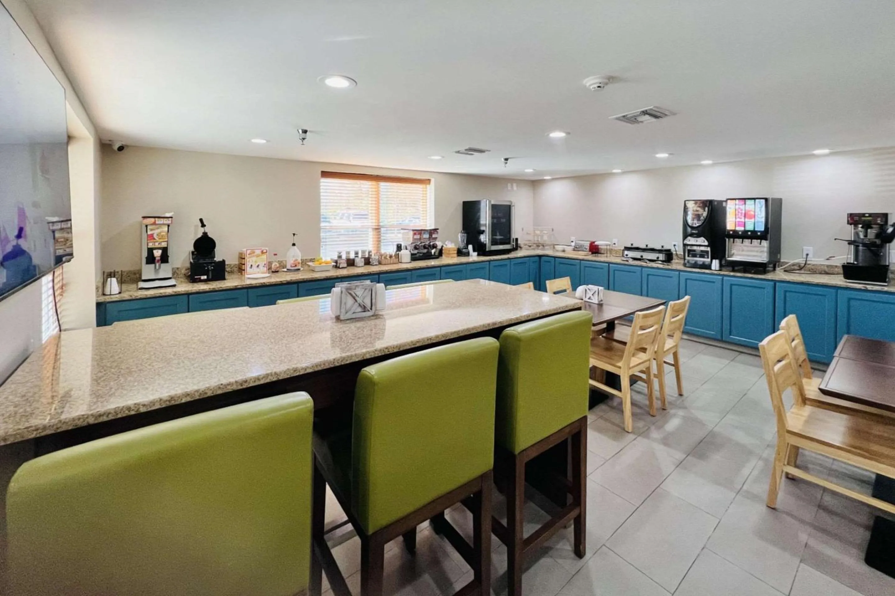 Breakfast in Country Inn & Suites by Radisson, Panama City, FL