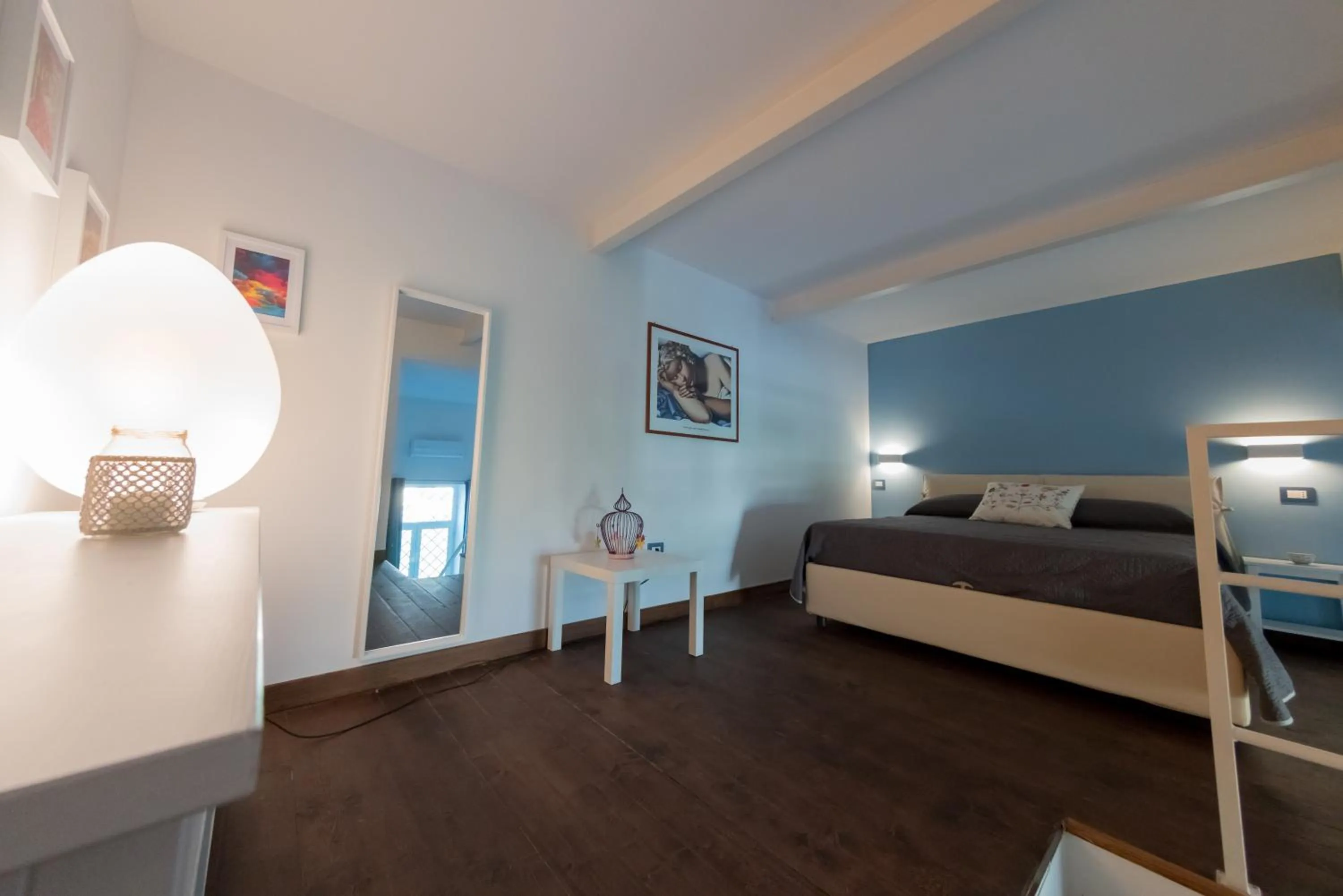 Photo of the whole room, Bed in notti vesuviane