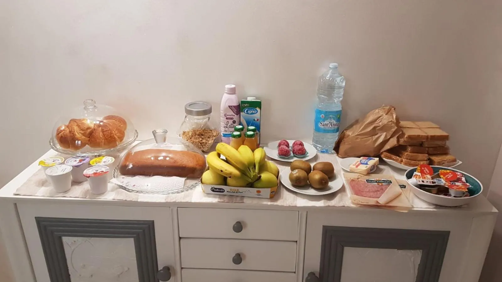 Food and drinks in Home Sweet Home