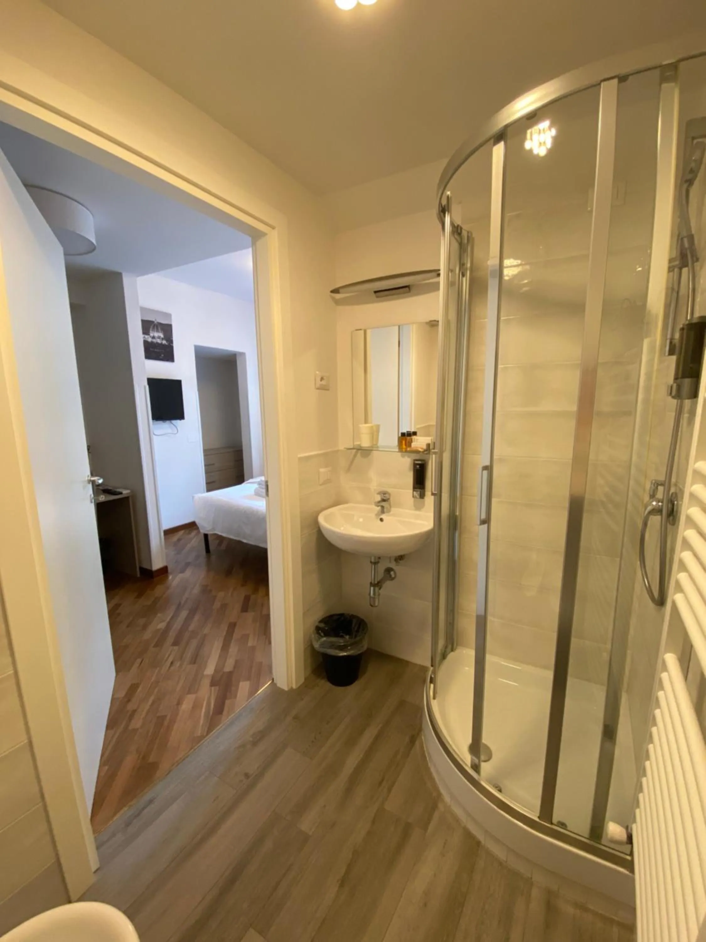 Shower, Bed in Le Tre Lune Suites