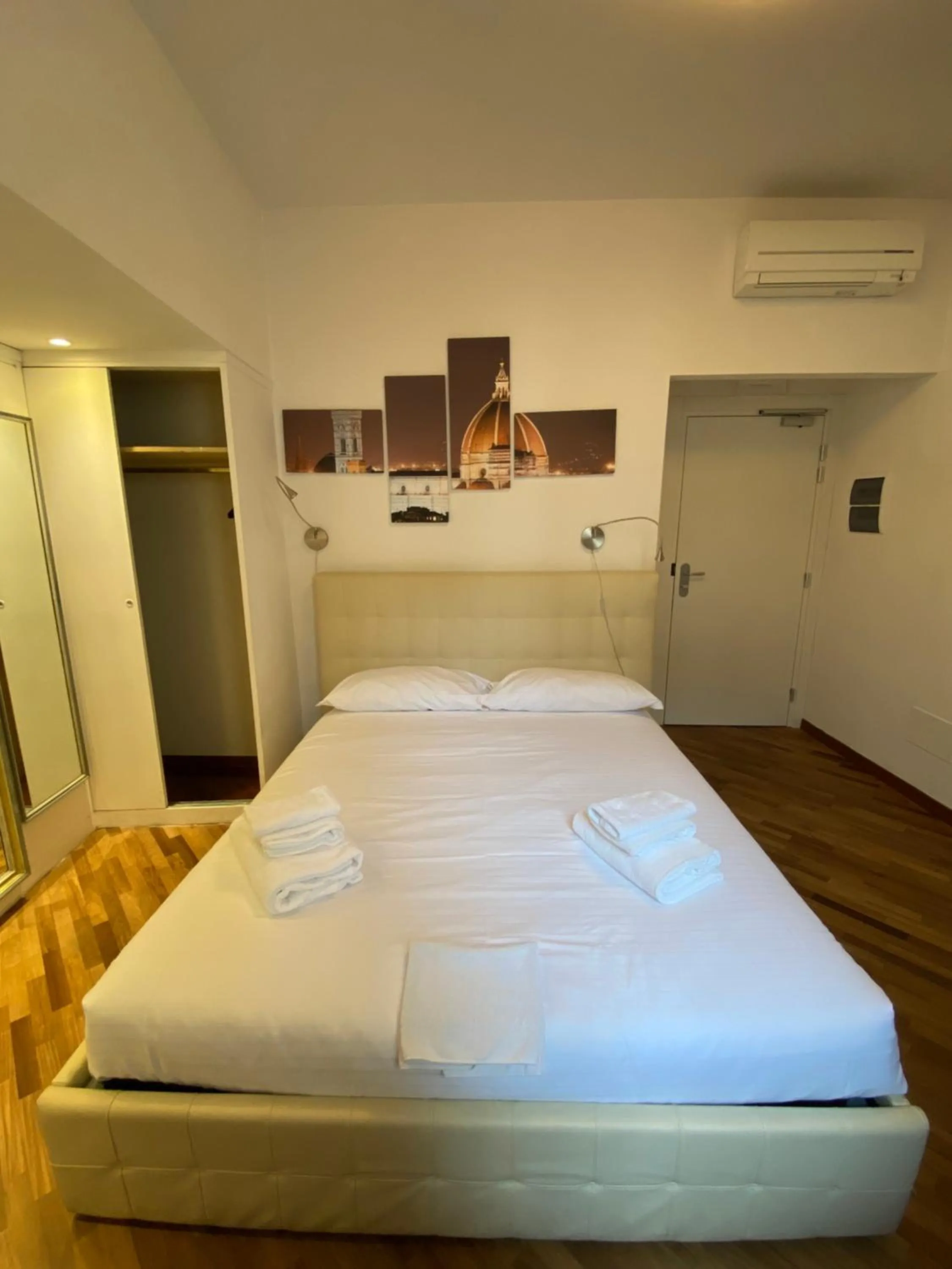 Photo of the whole room, Bed in Le Tre Lune Suites