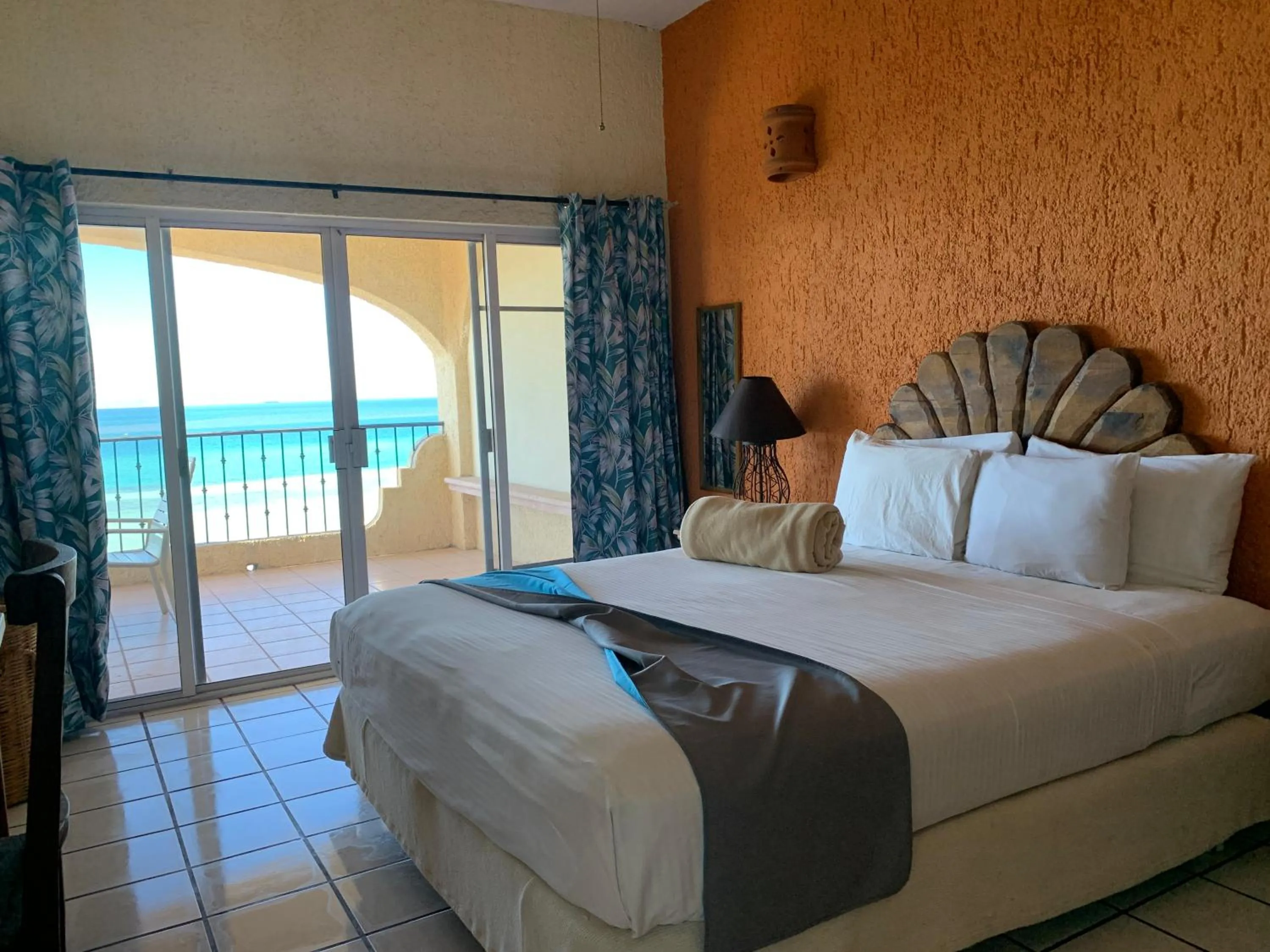 Balcony/Terrace, Bed in Las Gaviotas Condo-Hotel La Paz BCS