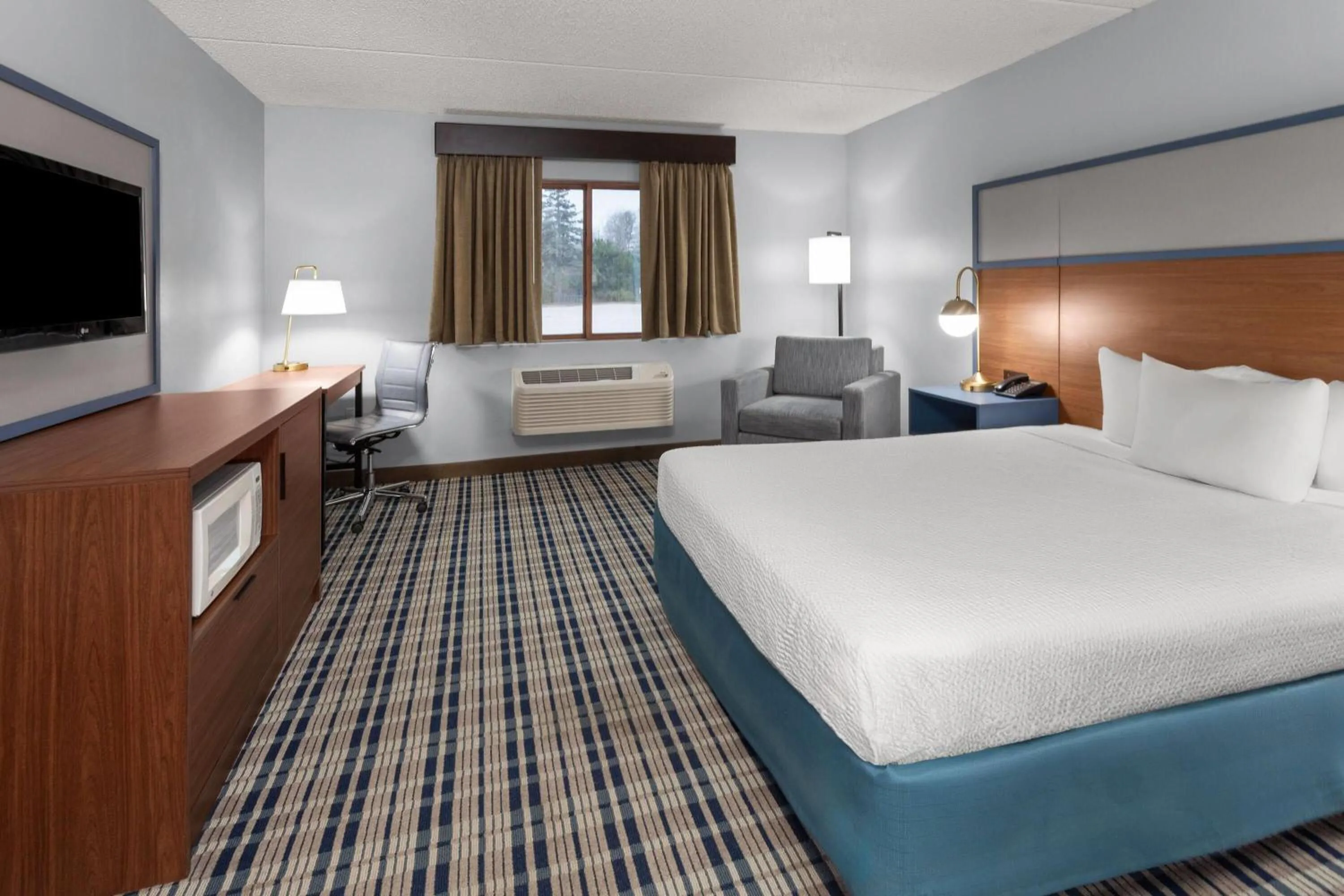 Photo of the whole room, Bed in AmericInn by Wyndham Green Bay West