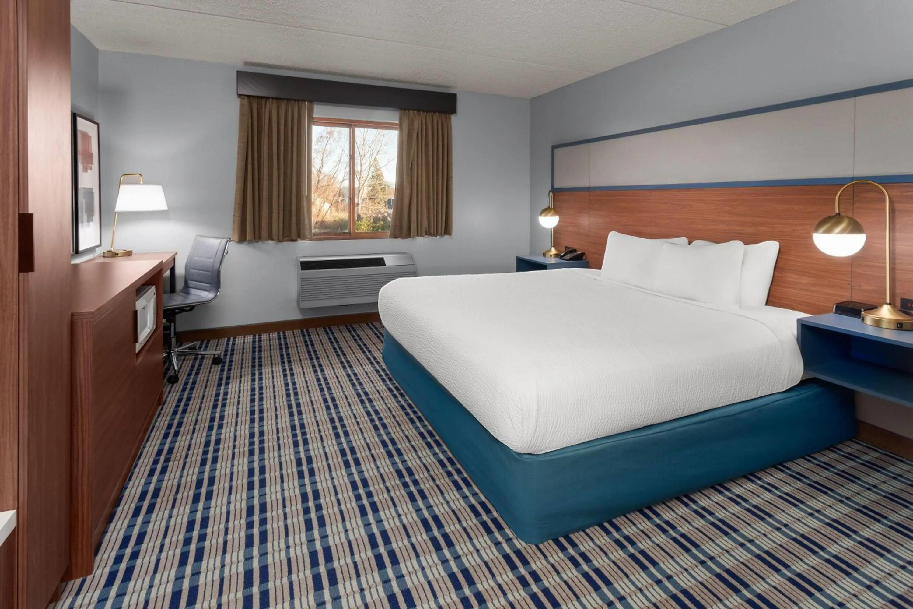 Photo of the whole room, Bed in AmericInn by Wyndham Green Bay West