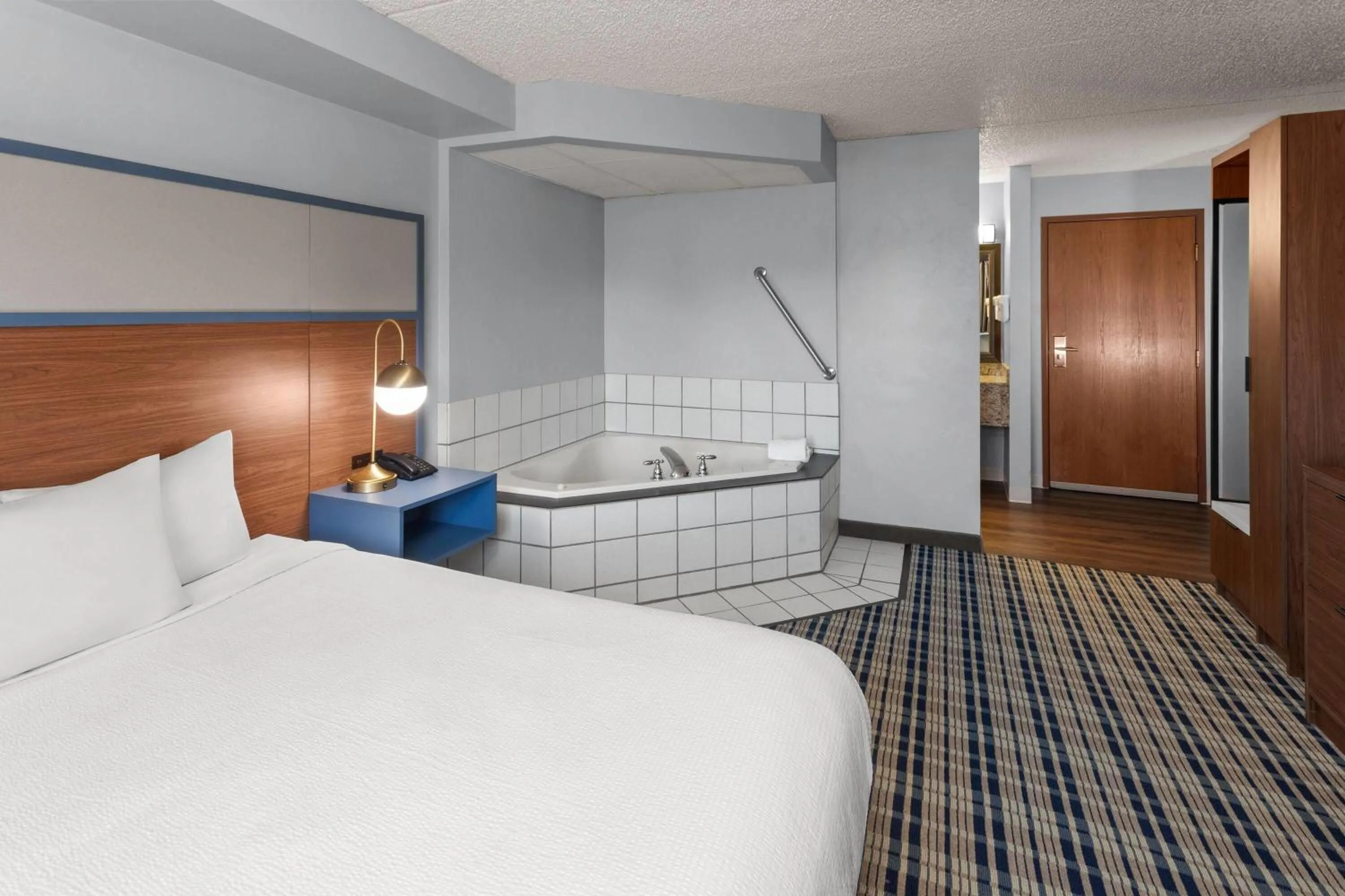 Photo of the whole room, Bed in AmericInn by Wyndham Green Bay West