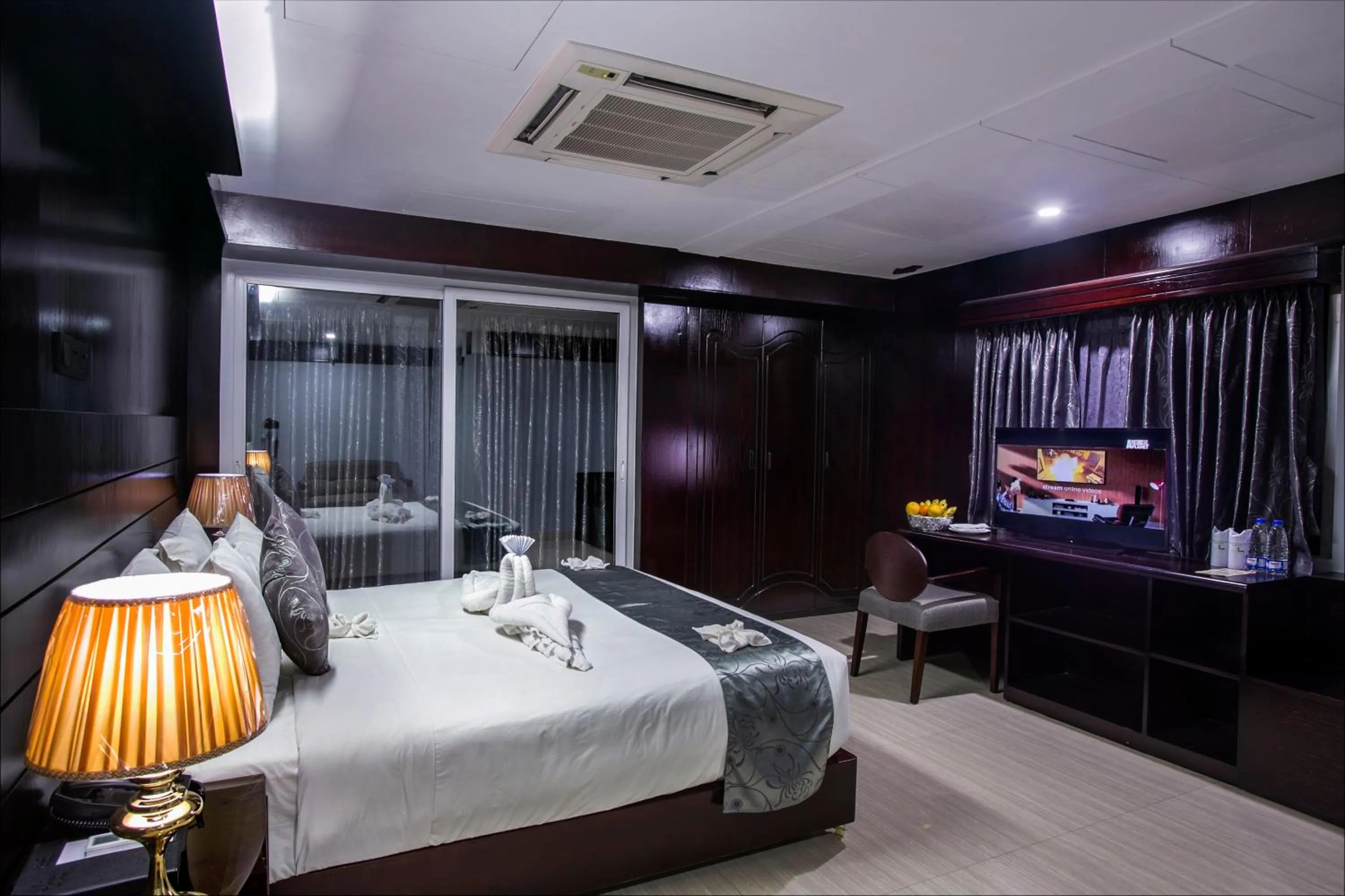 Street view, Bed in Momo Inn