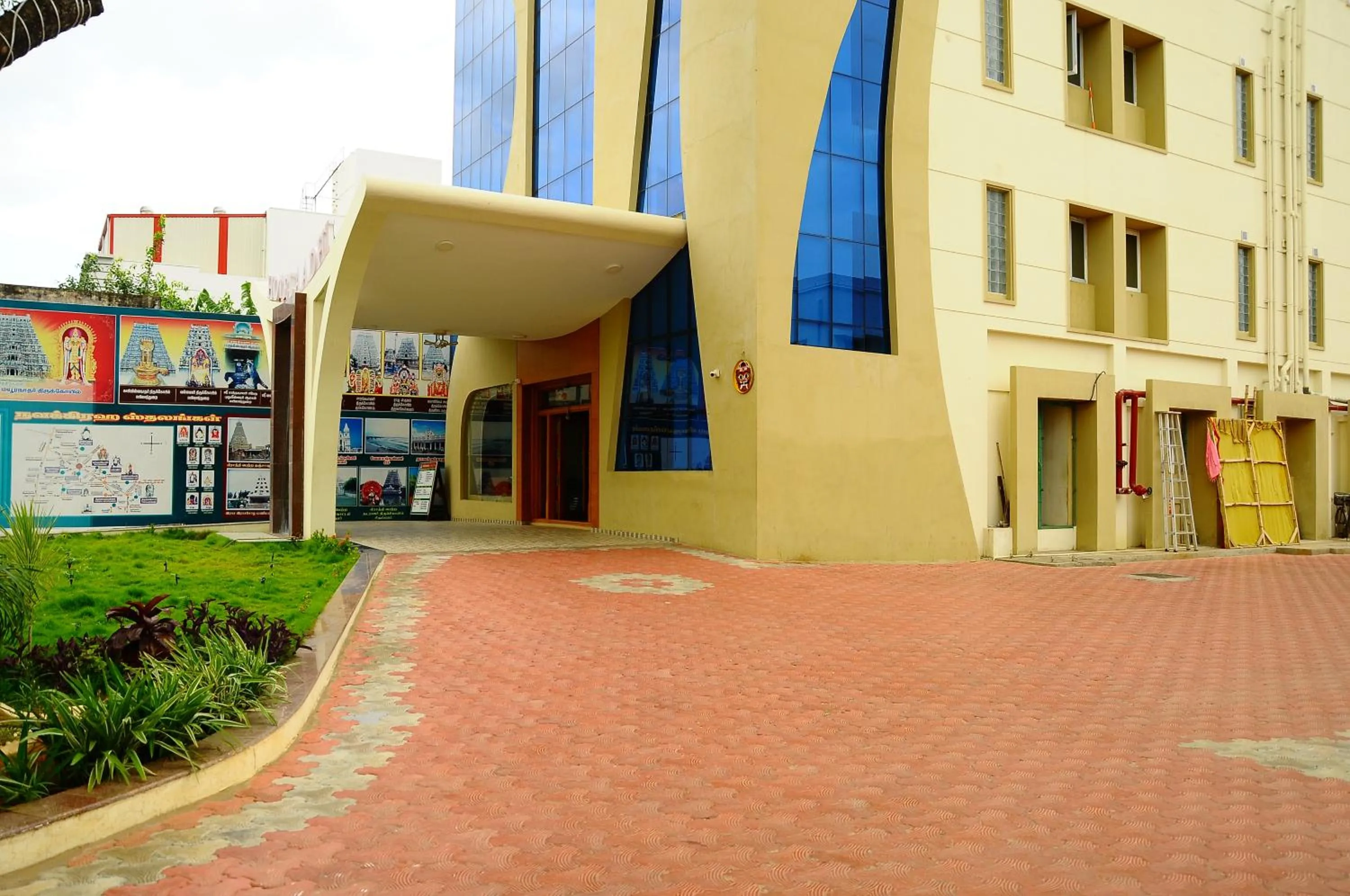 Hotel Aadhi
