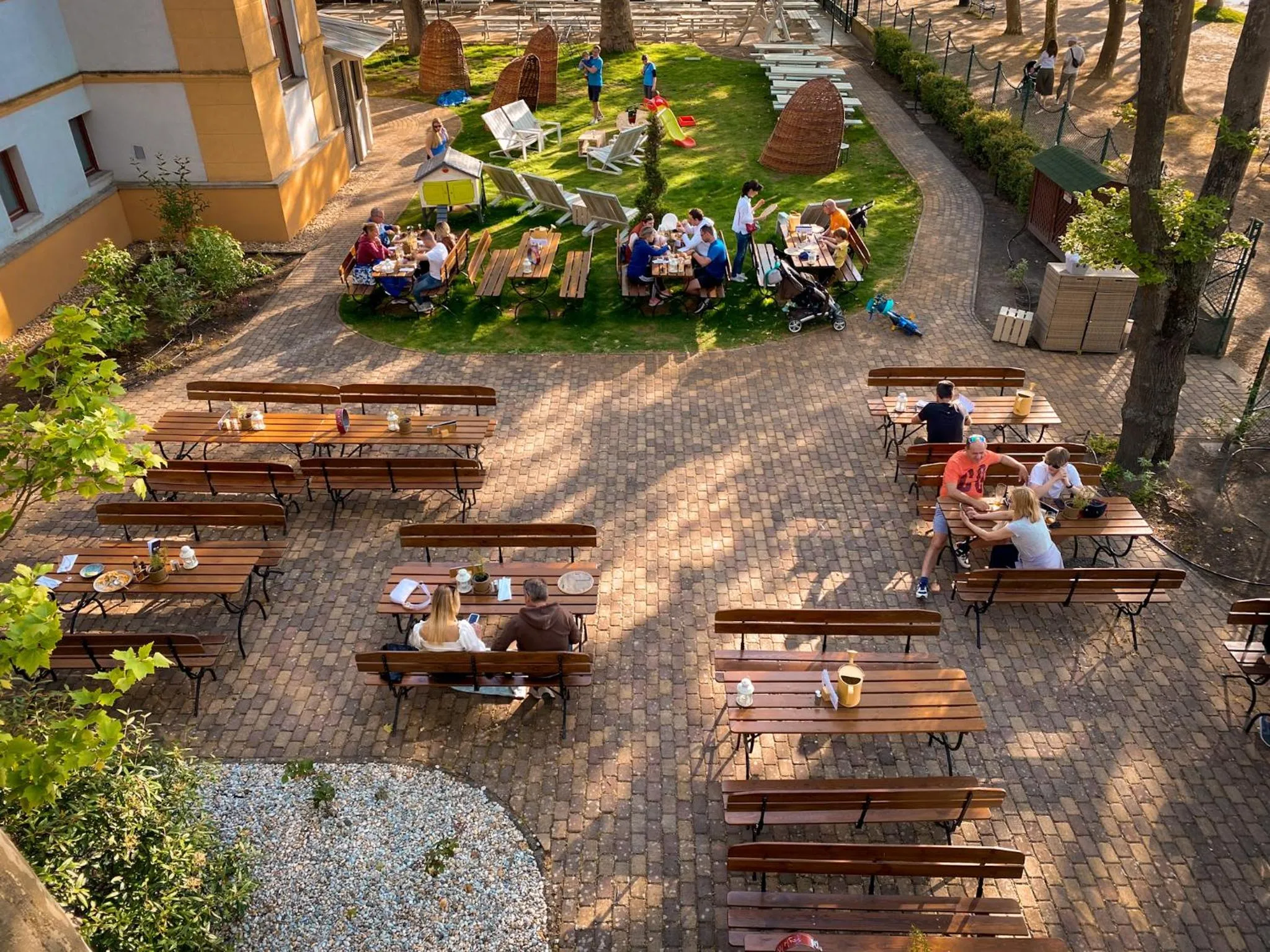 Restaurant/places to eat in Hotel Anna Villa