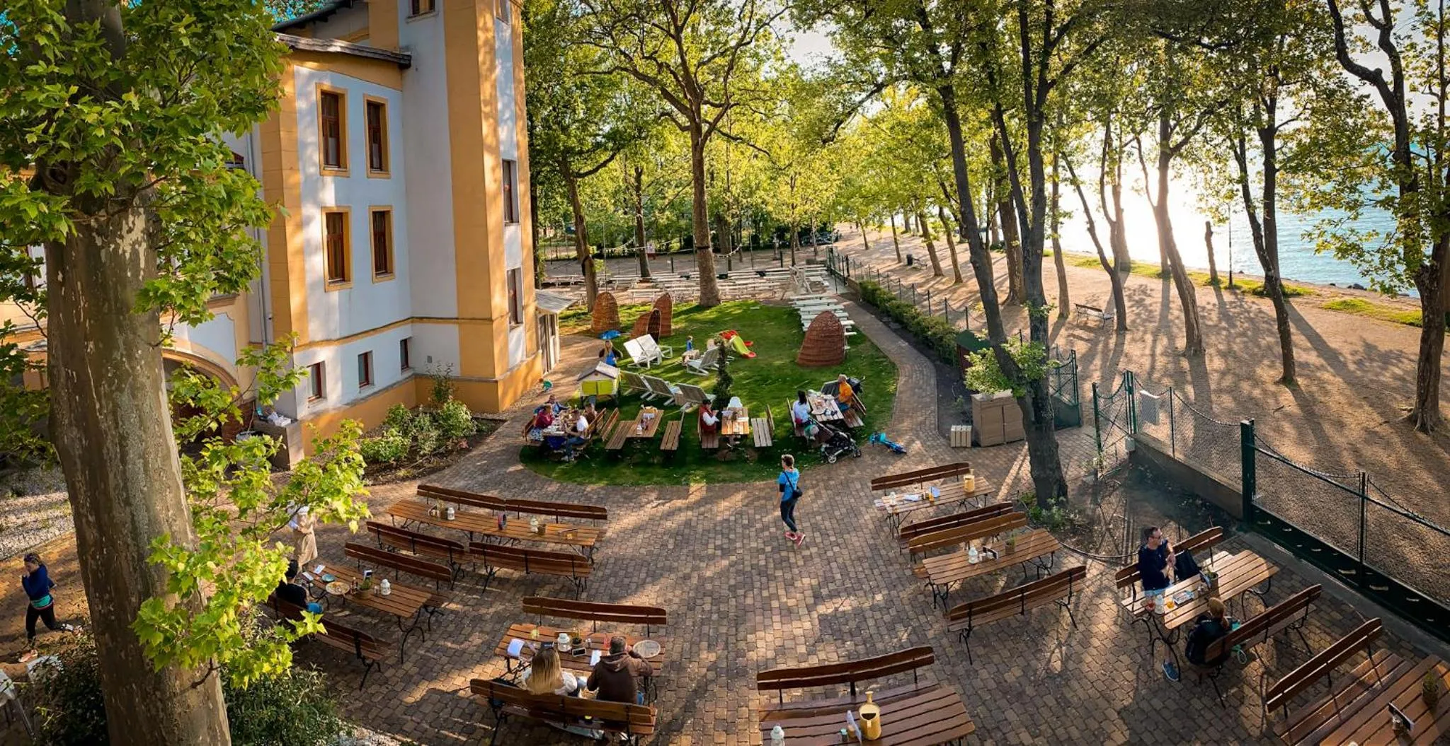 Restaurant/places to eat in Hotel Anna Villa