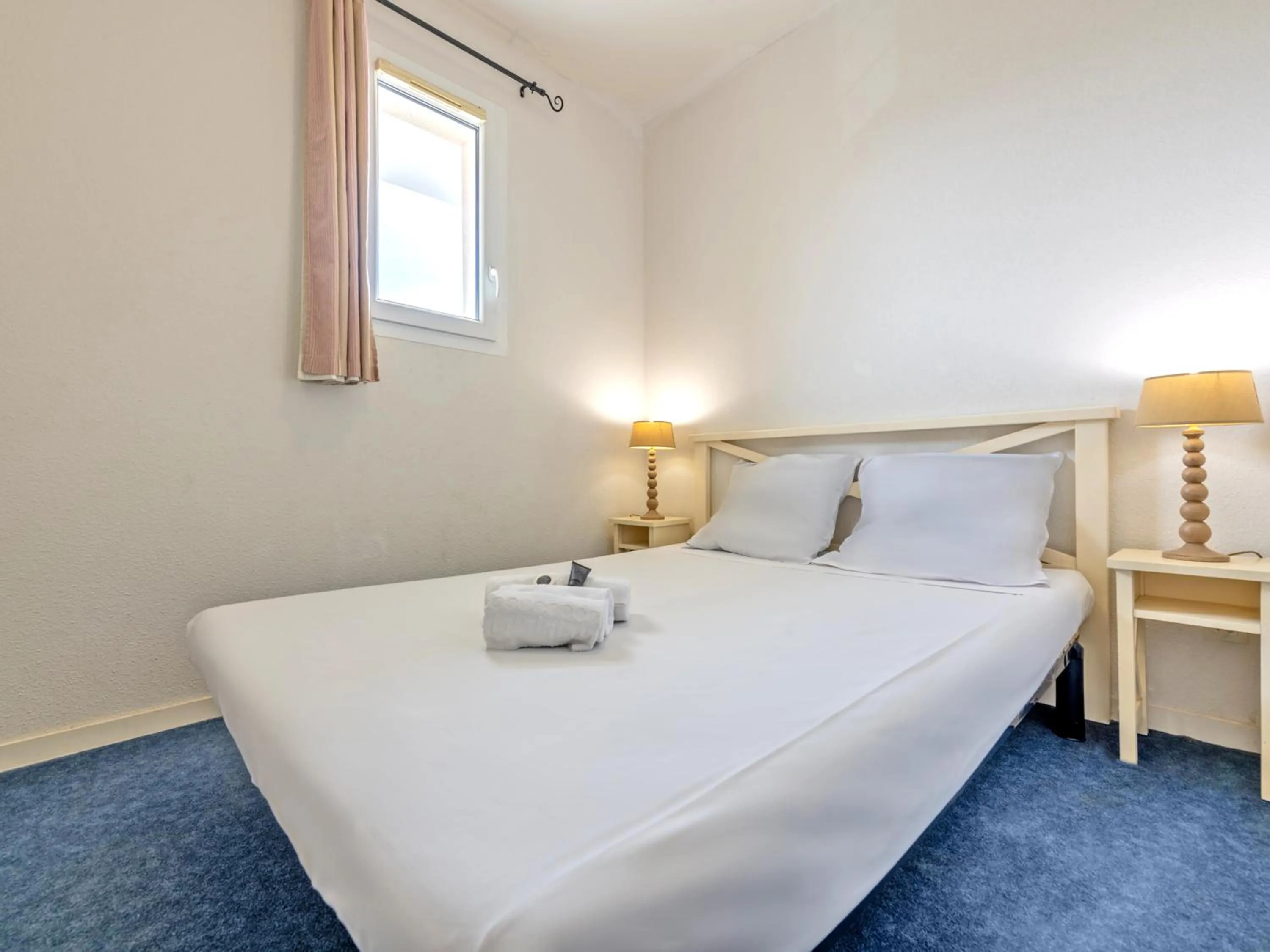 Bedroom, Bed in Vacancéole - Le Domaine de Bertheaume