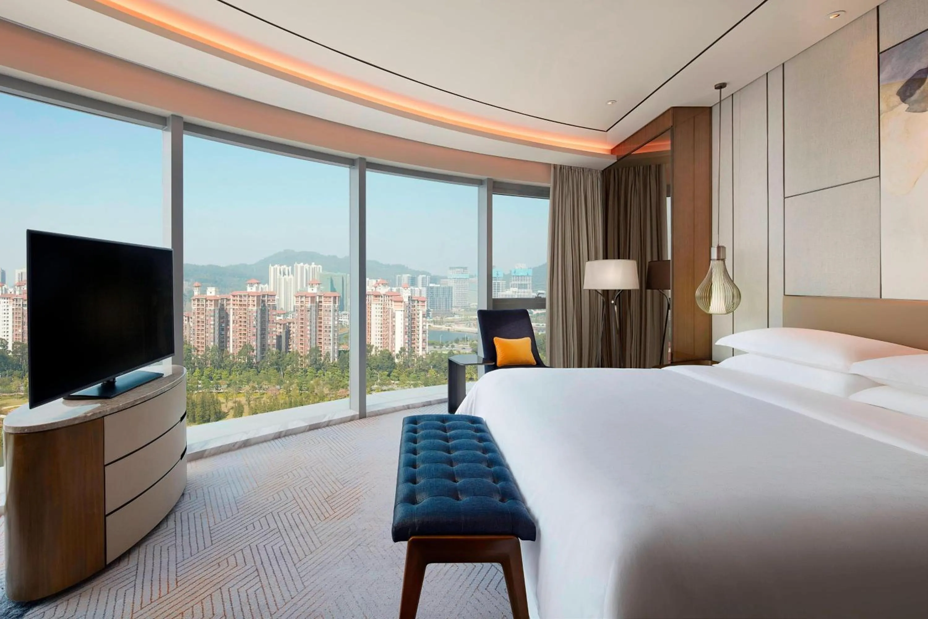 Photo of the whole room, Bed in Sheraton Guangzhou Nansha Hotel