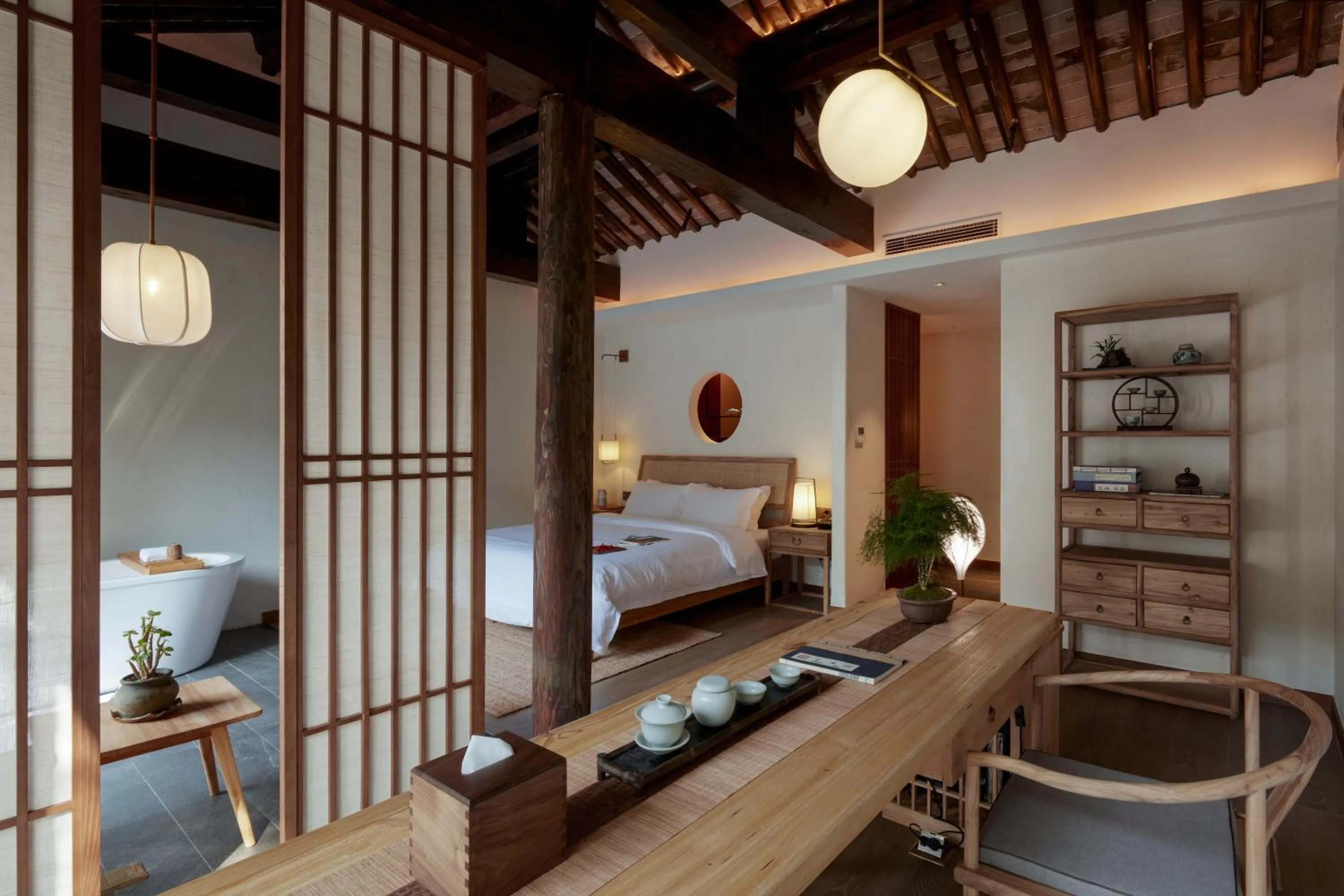 Photo of the whole room, Bed in Uin Oriental Hotel