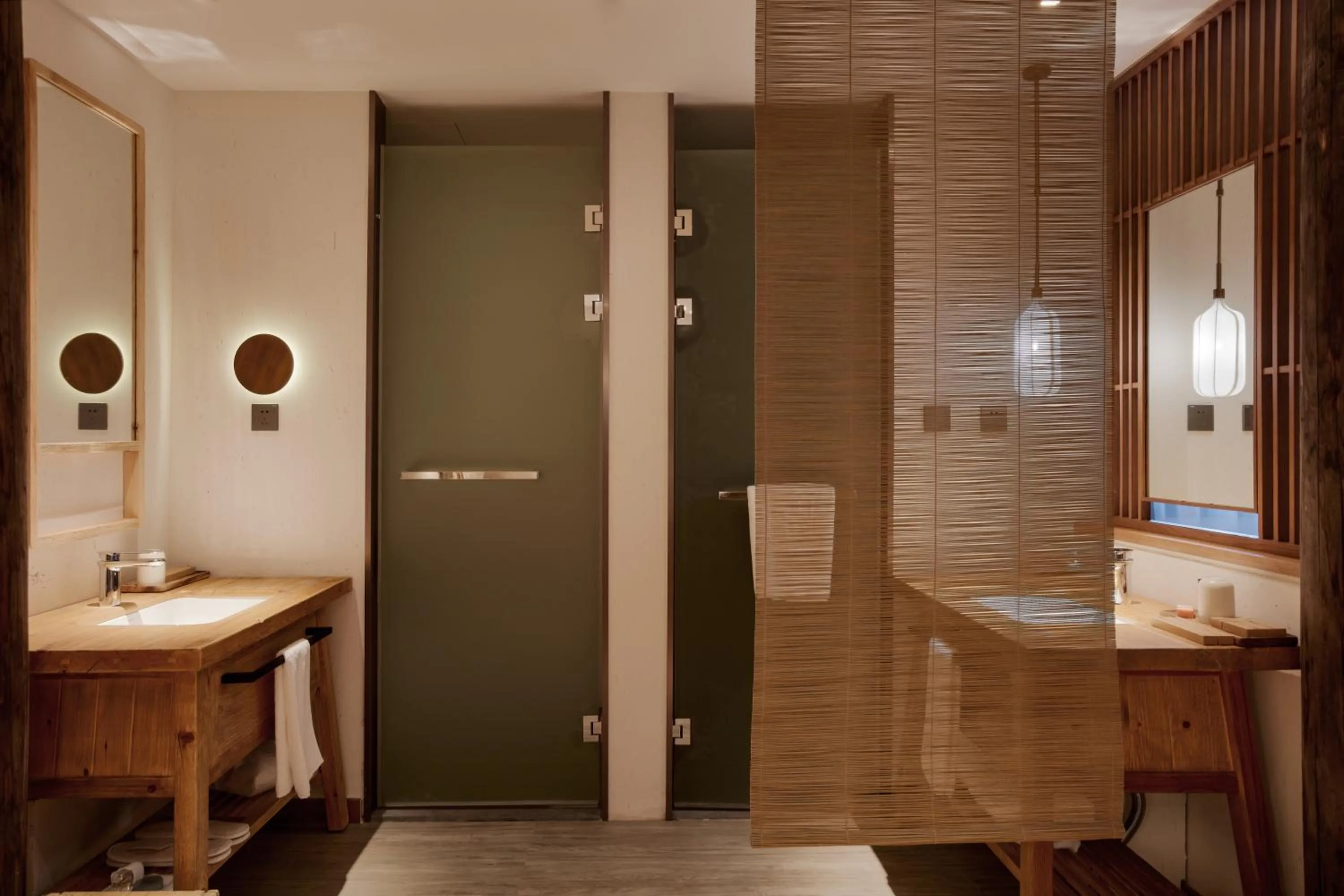 Shower in Uin Oriental Hotel