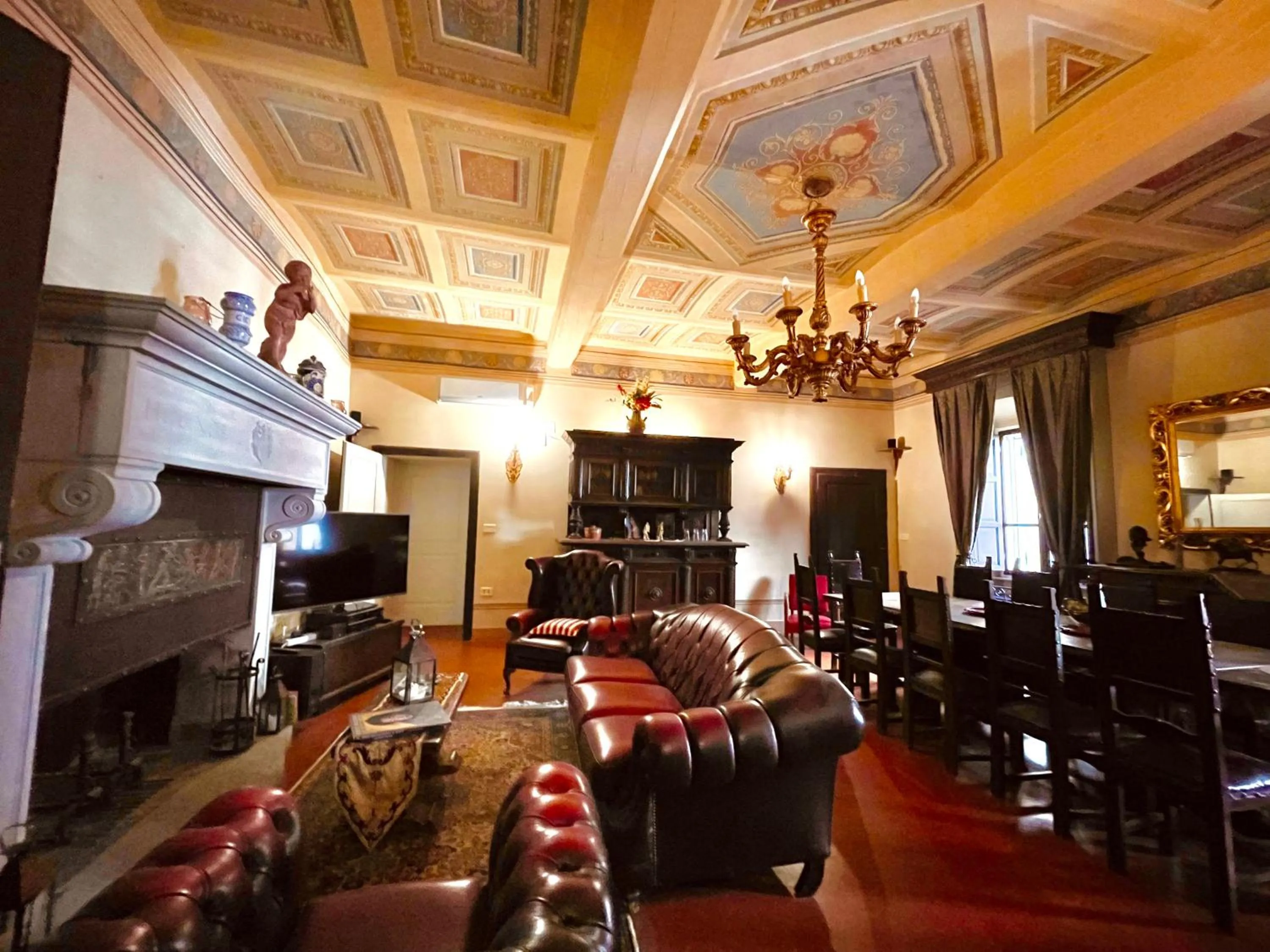 Communal lounge/ TV room in Palazzo Barbini Dimora Storica