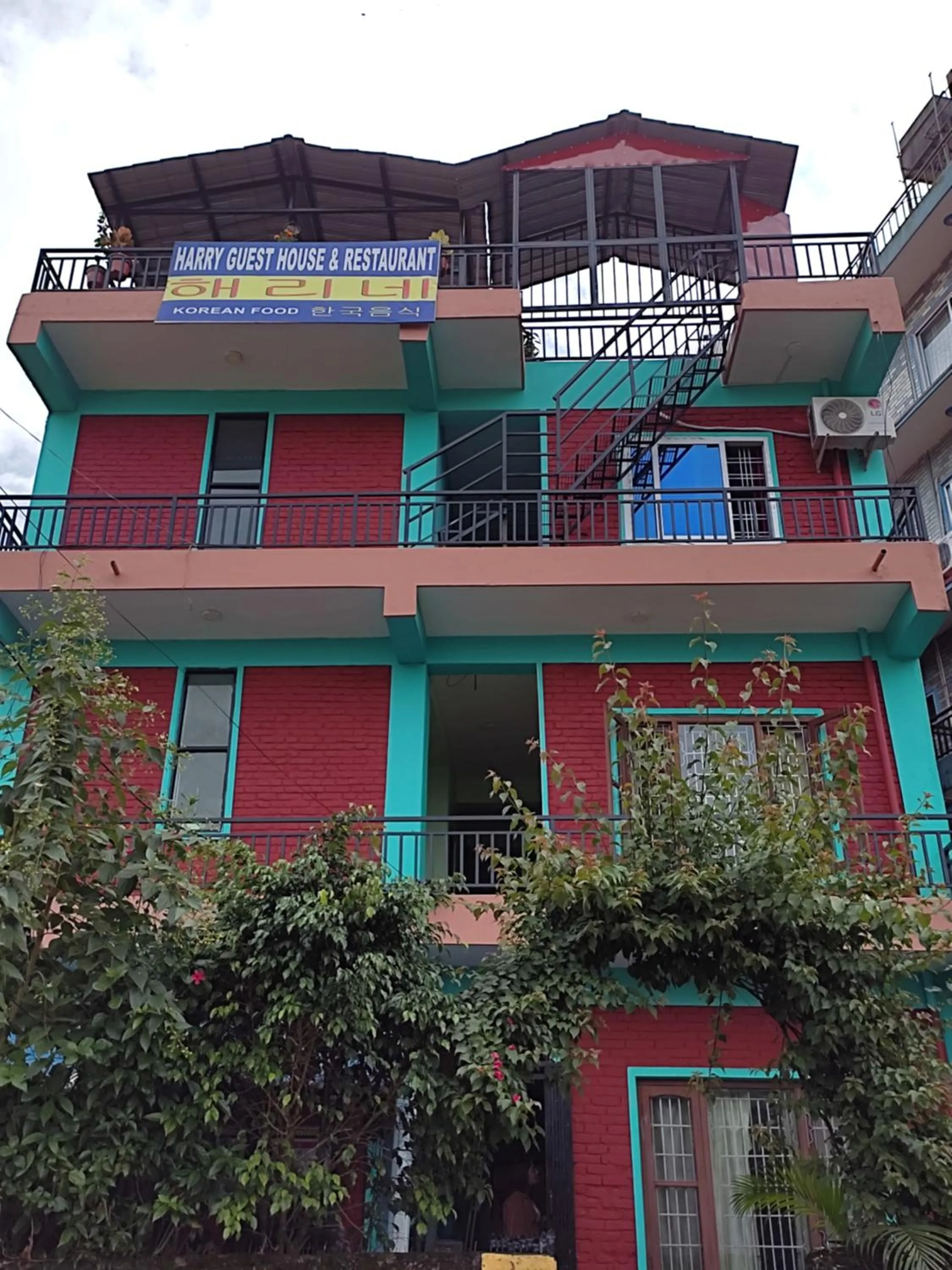 Property building in Harry Guest House & Restaurant