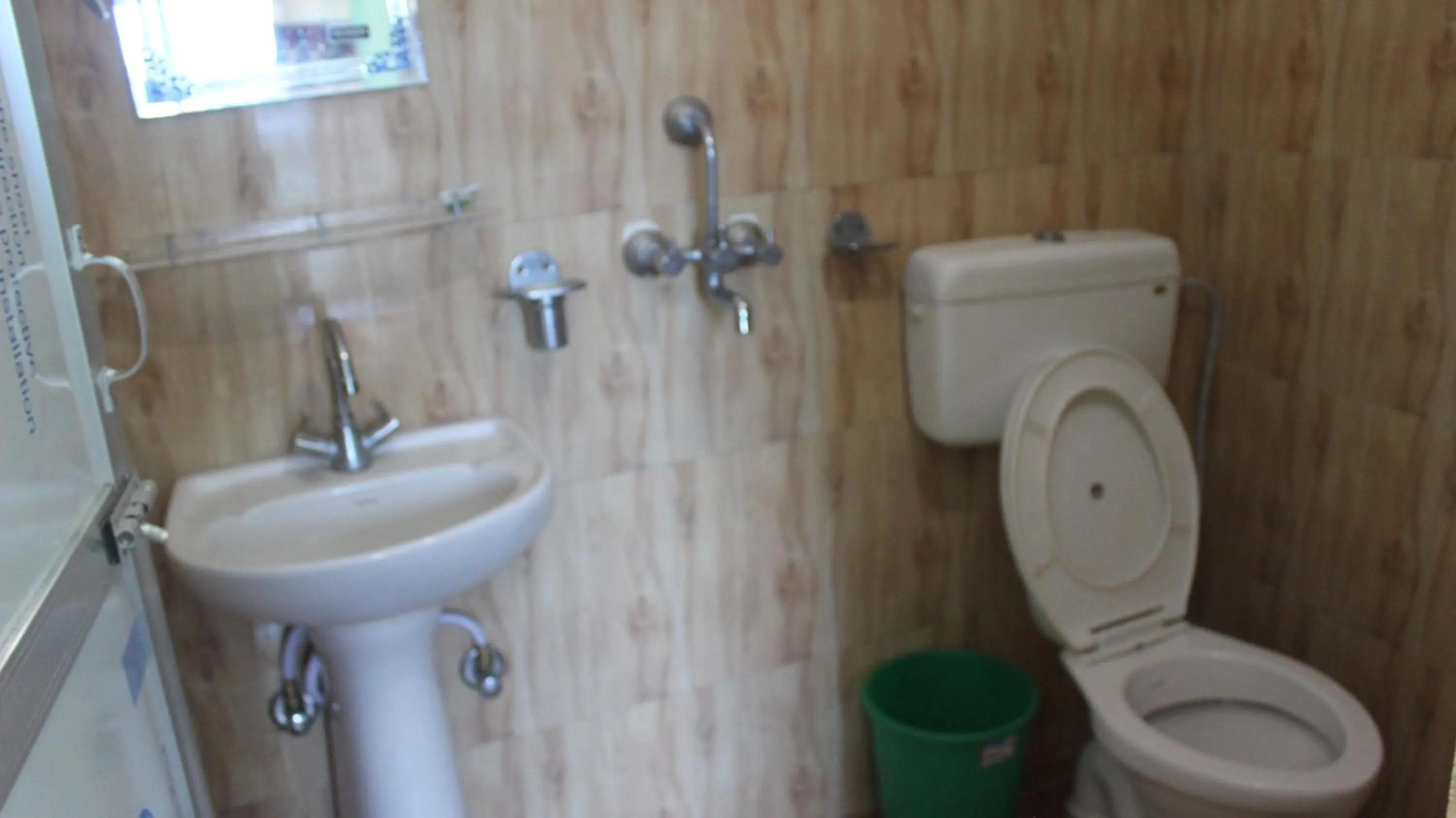 Toilet in Harry Guest House & Restaurant