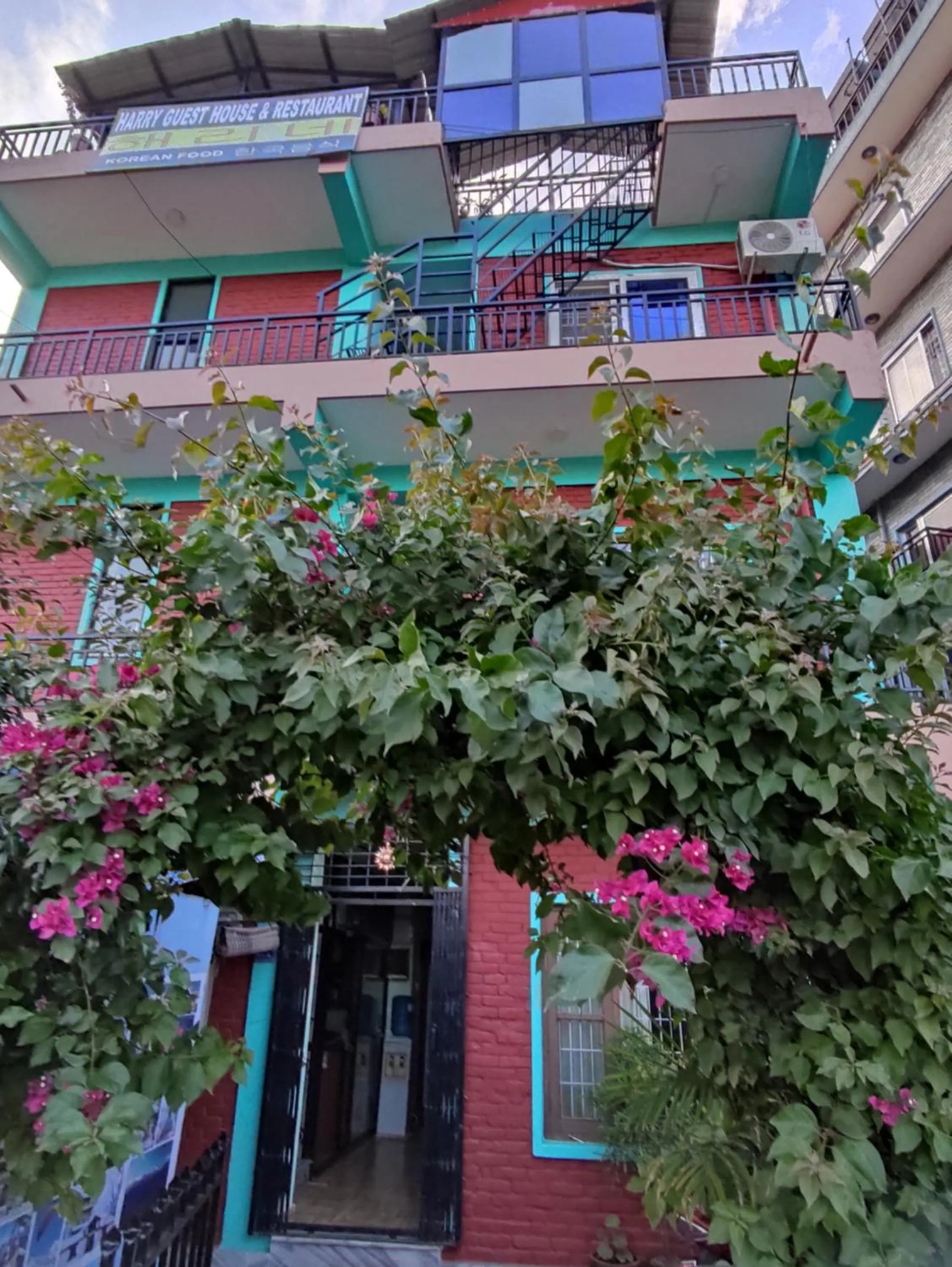 Property building in Harry Guest House & Restaurant