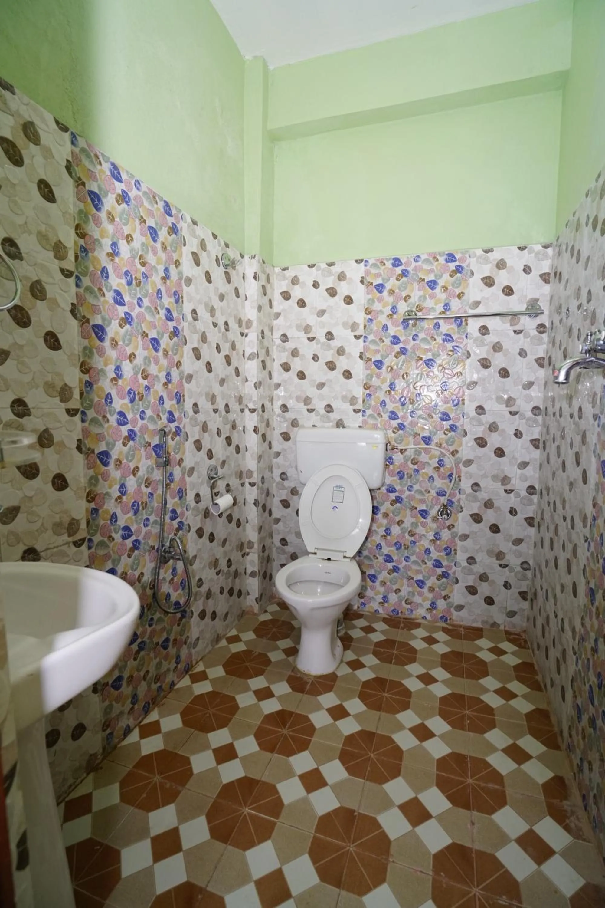 Bathroom in Harry Guest House & Restaurant