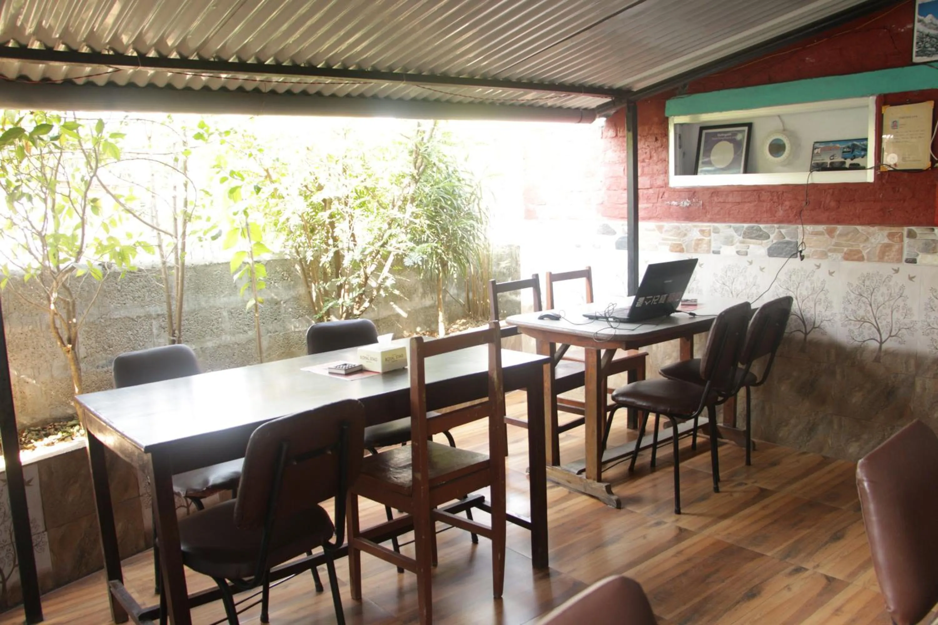 Restaurant/places to eat in Harry Guest House & Restaurant