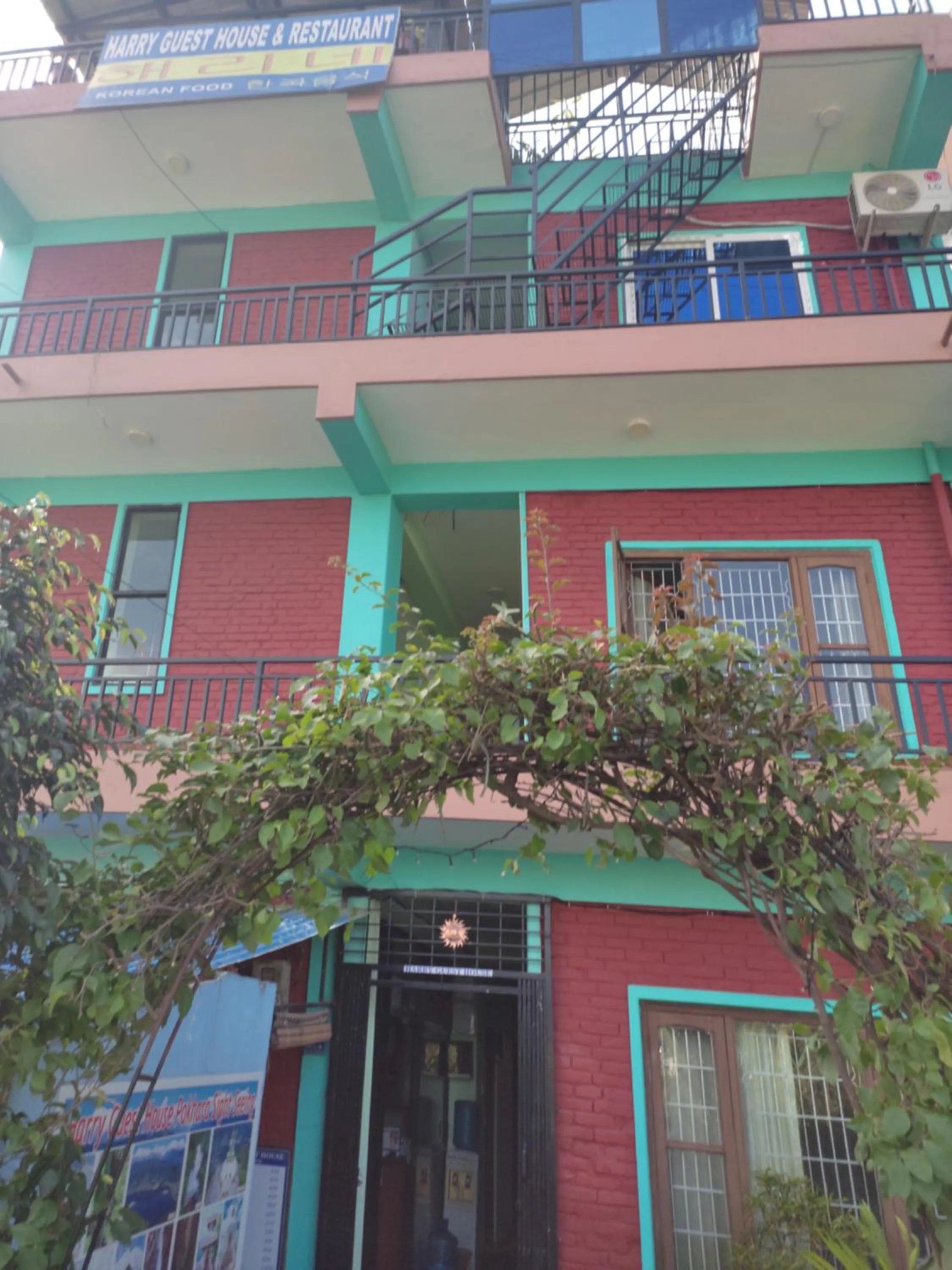 Property building in Harry Guest House & Restaurant