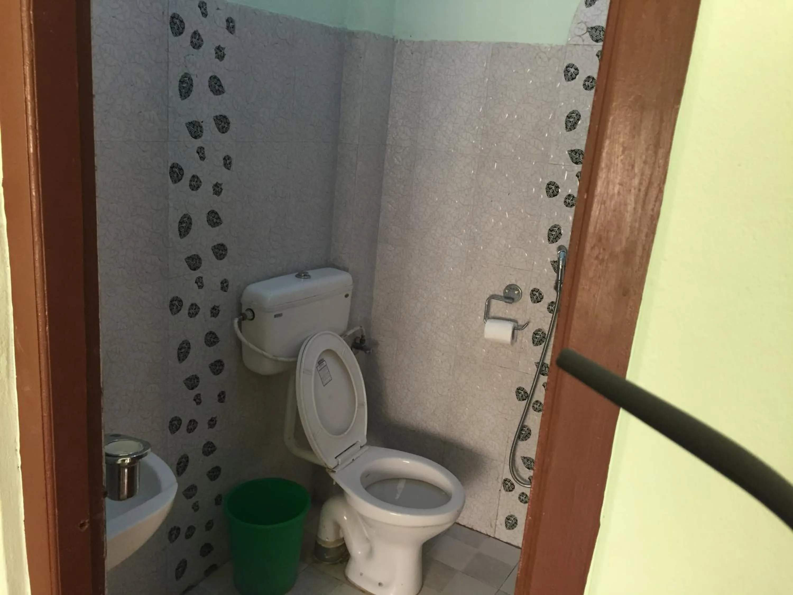 Shower in Harry Guest House & Restaurant