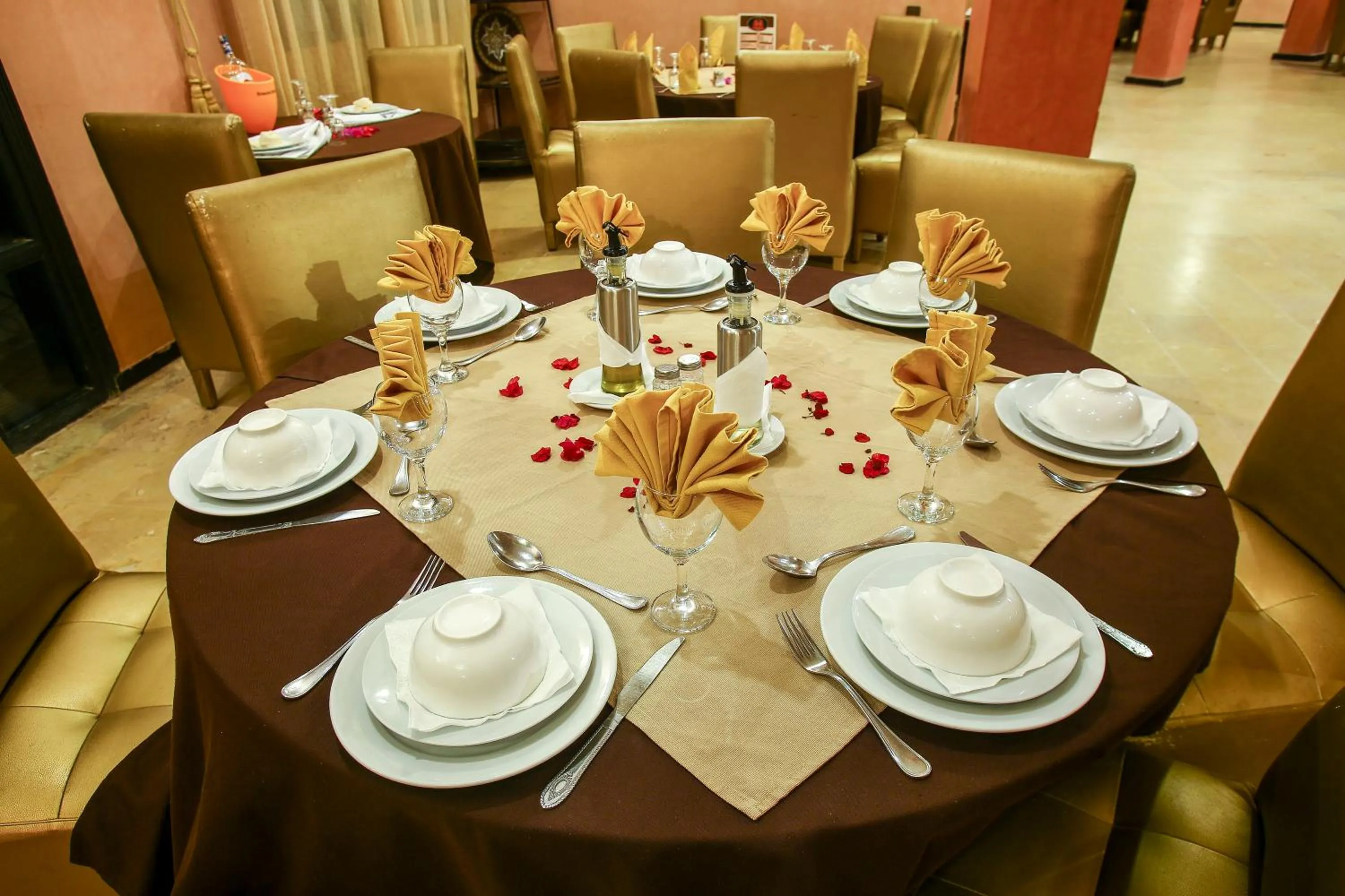 Restaurant/places to eat in Palm's Hotel Club