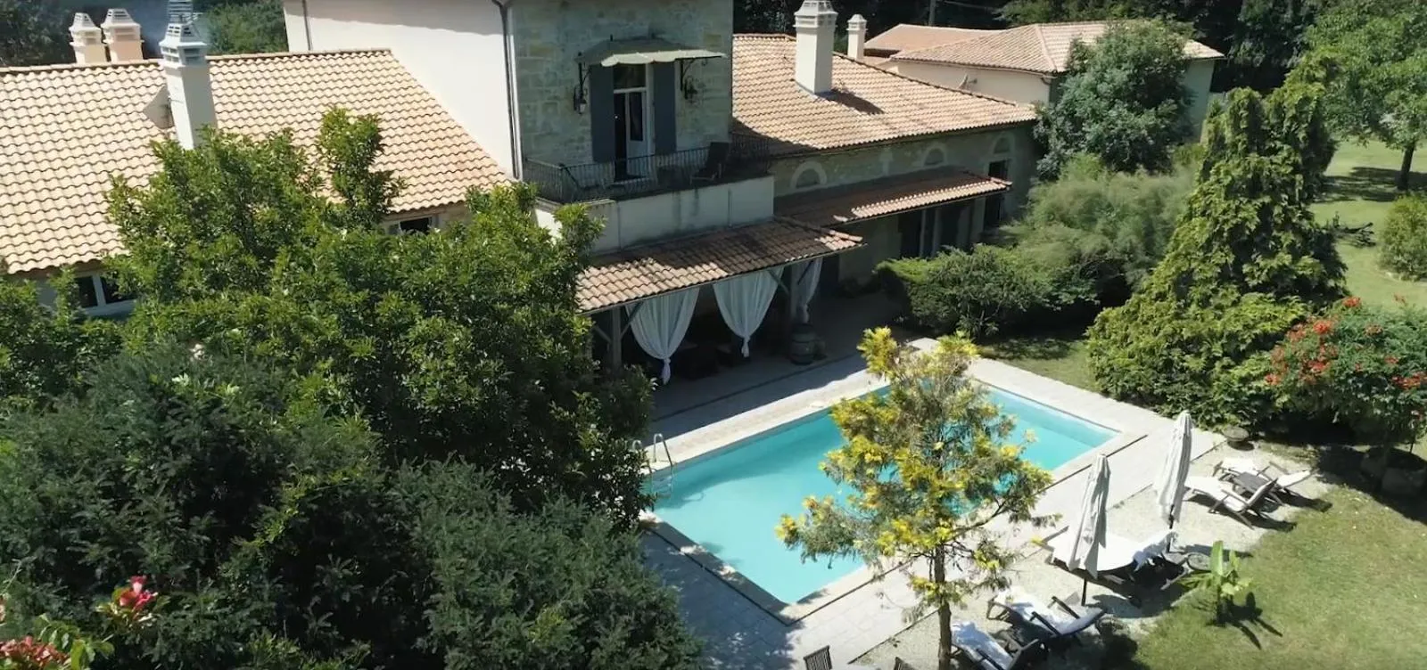 Property building in Château la Moune