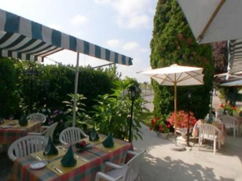 Restaurant/places to eat in Logis Hôtel Le Pan De Bois